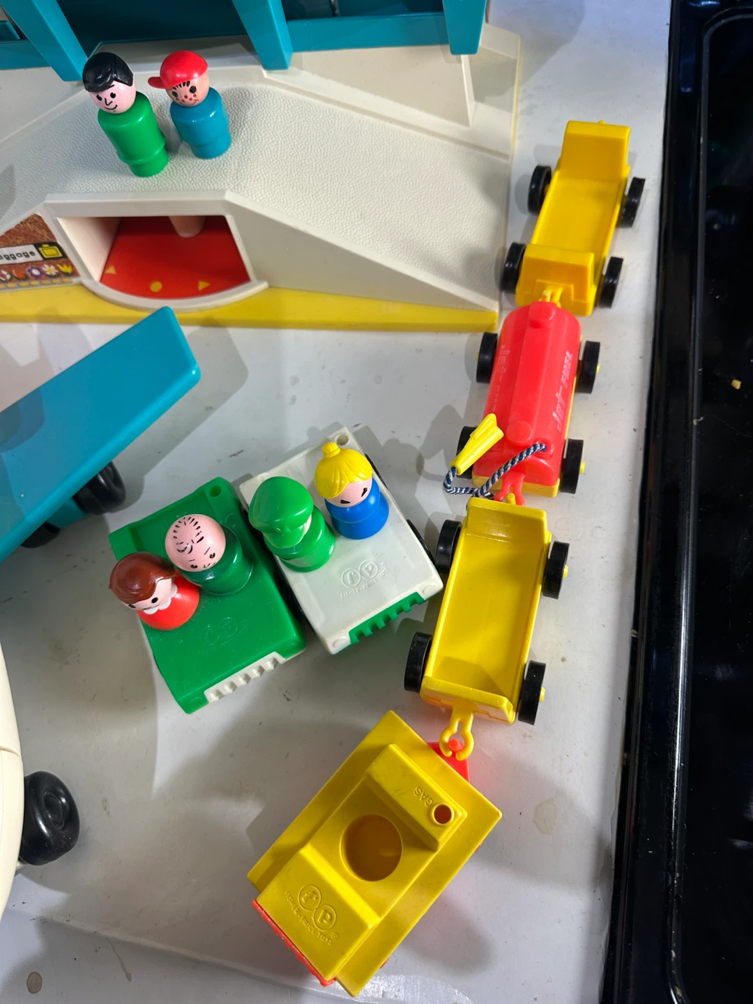 Fisher-Price Play Family Airport with Accessories - photo 2