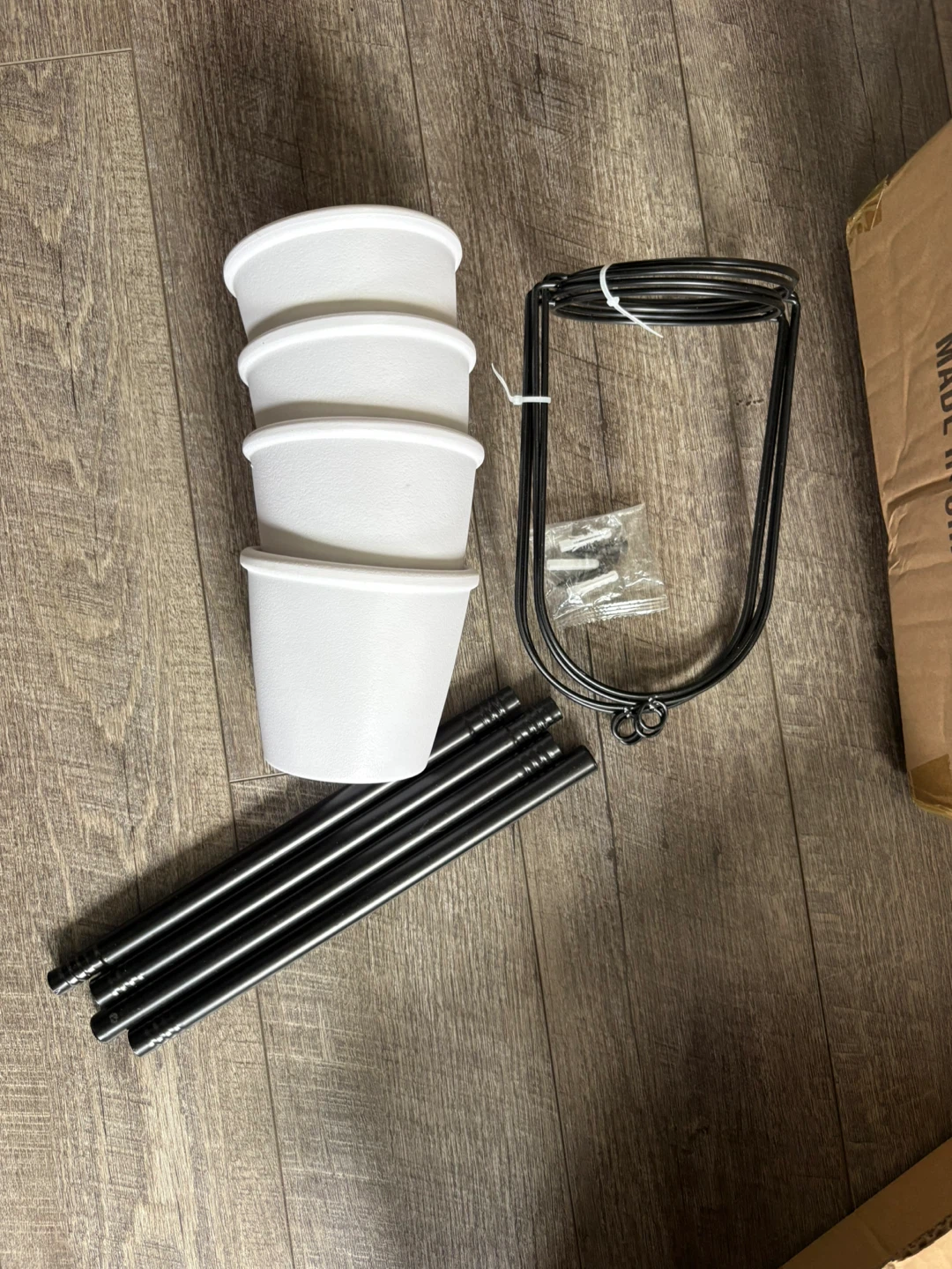 4 White Pots with Black Metal Stand