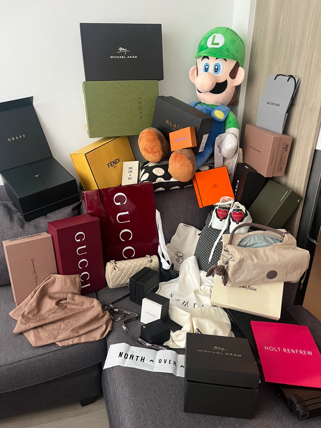🌱 Assorted Luxury Brand Shopping Bags 🌱 and Boxes
