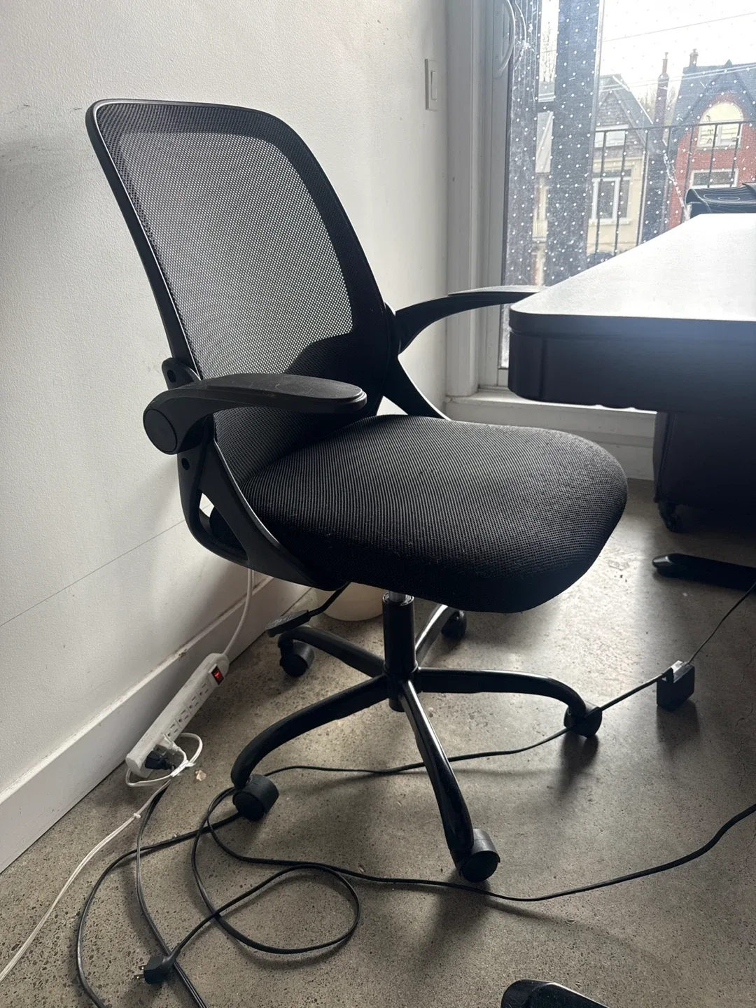 Black Mesh Office Chair 🌱