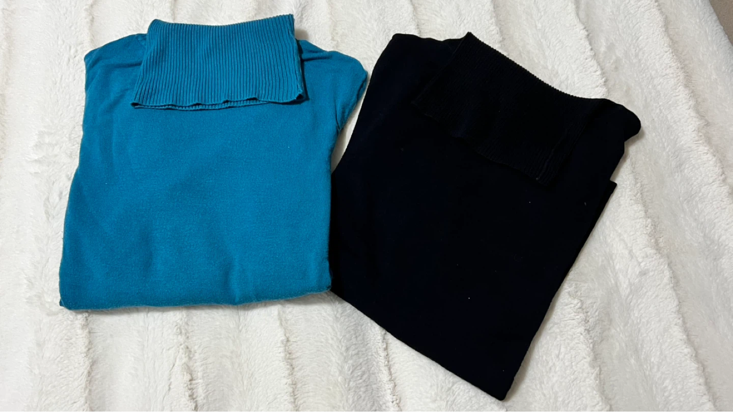 2 turtlenecks