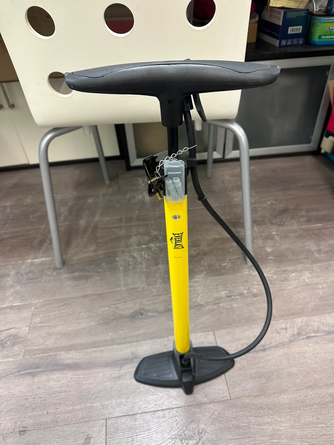 Yellow Everlast Floor Pump
