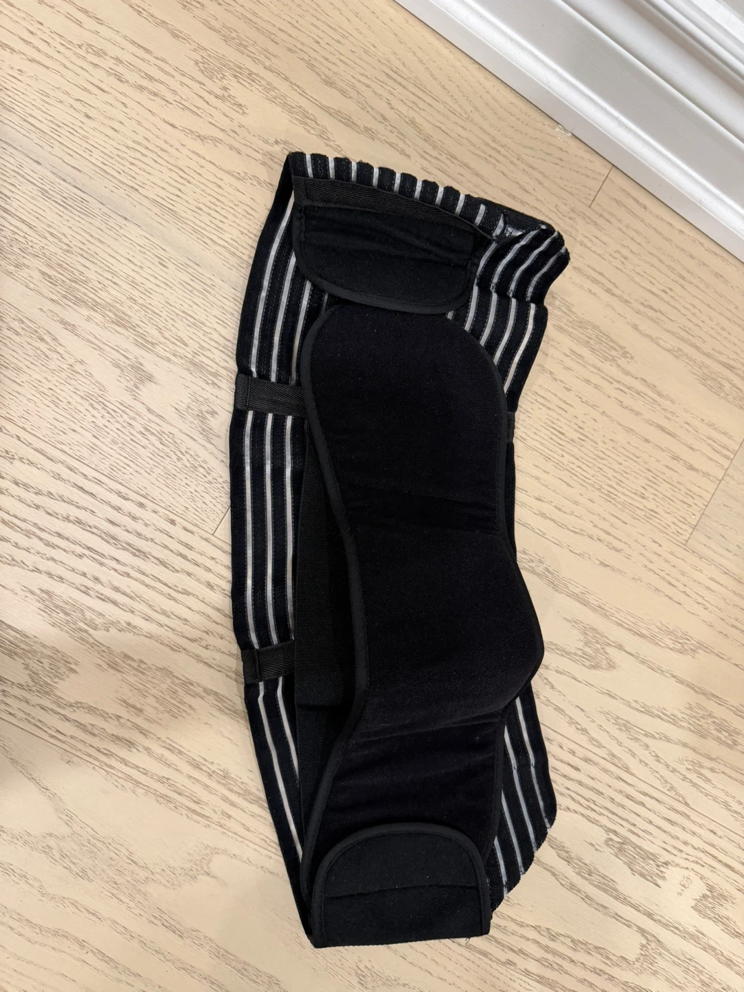Black and White Striped Back Brace - photo 2