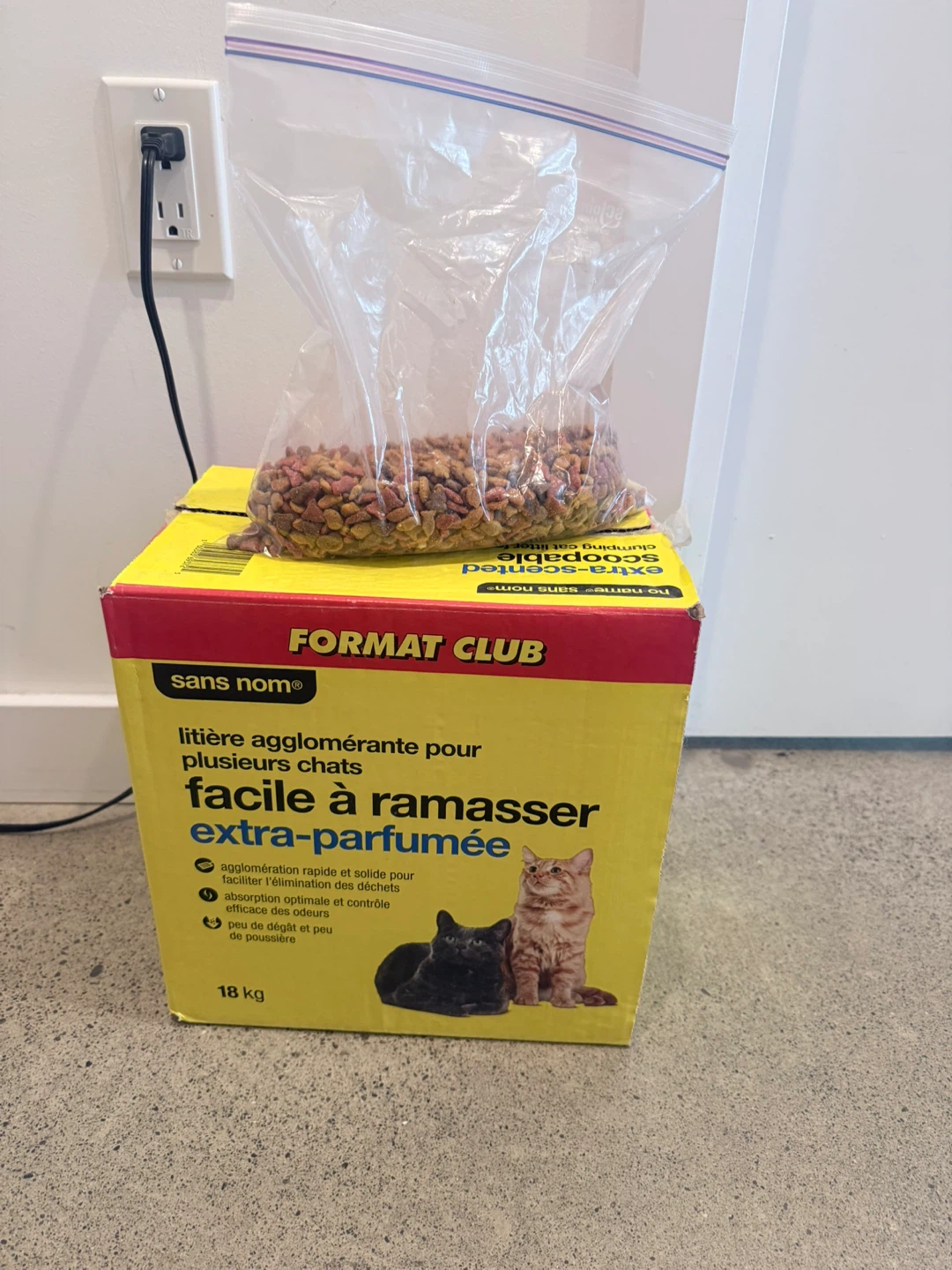Cat Bowls, Harness, Toy, litter boxes, food, sand - photo 3