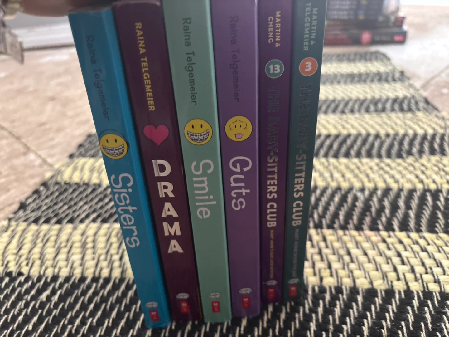 Raina Telgemeier & Baby-Sitters Club Graphic Novels - 6 Books - photo 2