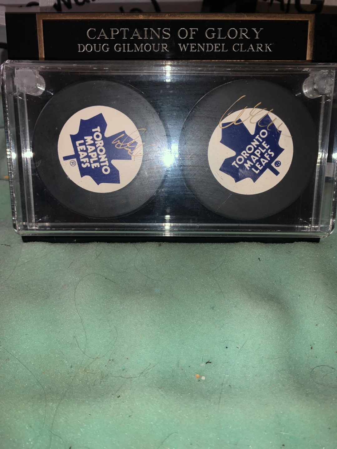 Autograph pucks Leafs Doug Gilmour and Wendel Clark,
