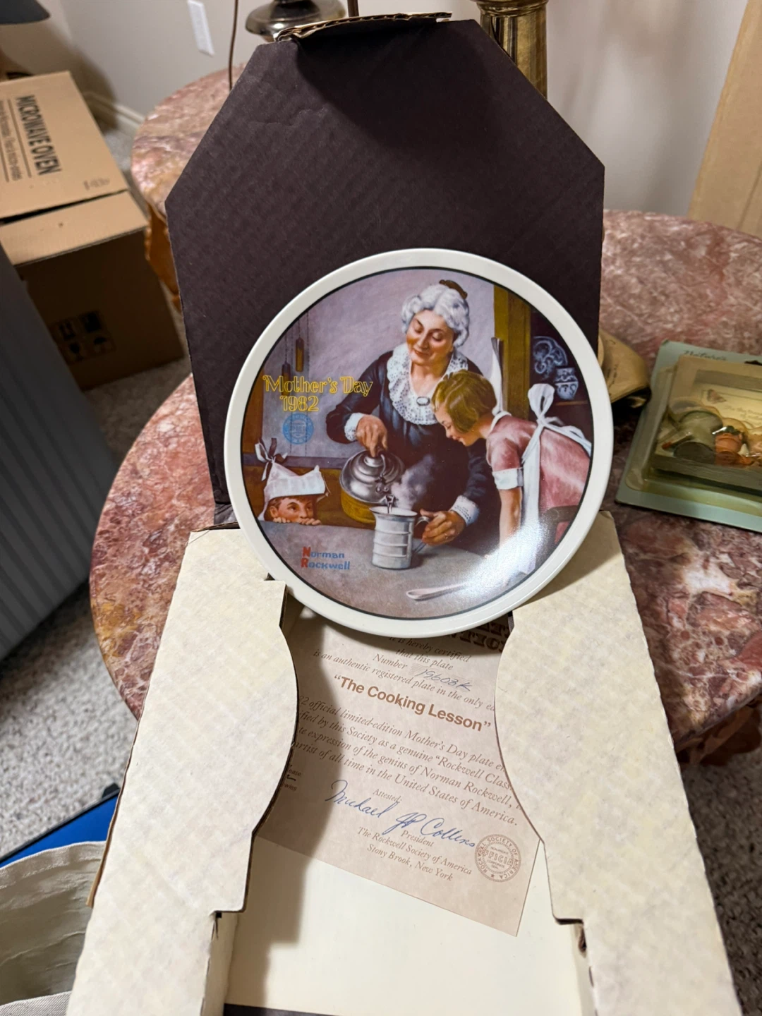 Norman Rockwell "The Cooking Lesson" Mother's Day Plate 1982 - photo 2