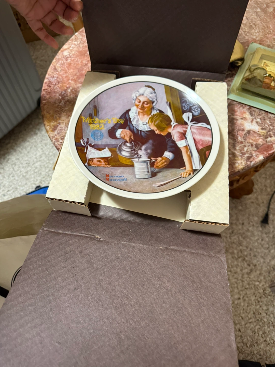 Norman Rockwell "The Cooking Lesson" Mother's Day Plate 1982 - photo 3
