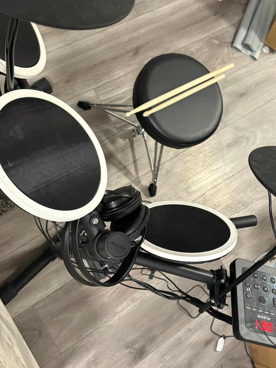 Alesis Nitro Mesh Electronic Drum Kit with Headphones and Sticks - photo 2