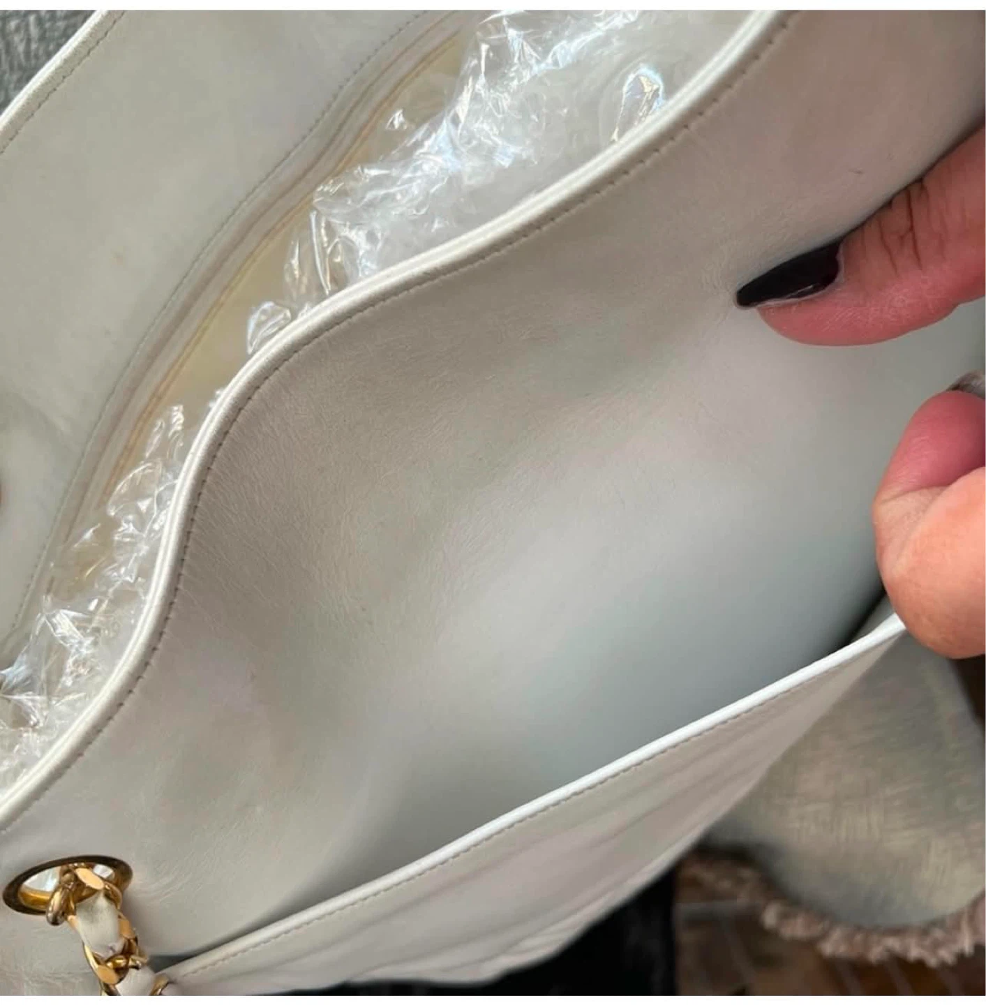 White Leather Chanel Tote Bag - photo 3