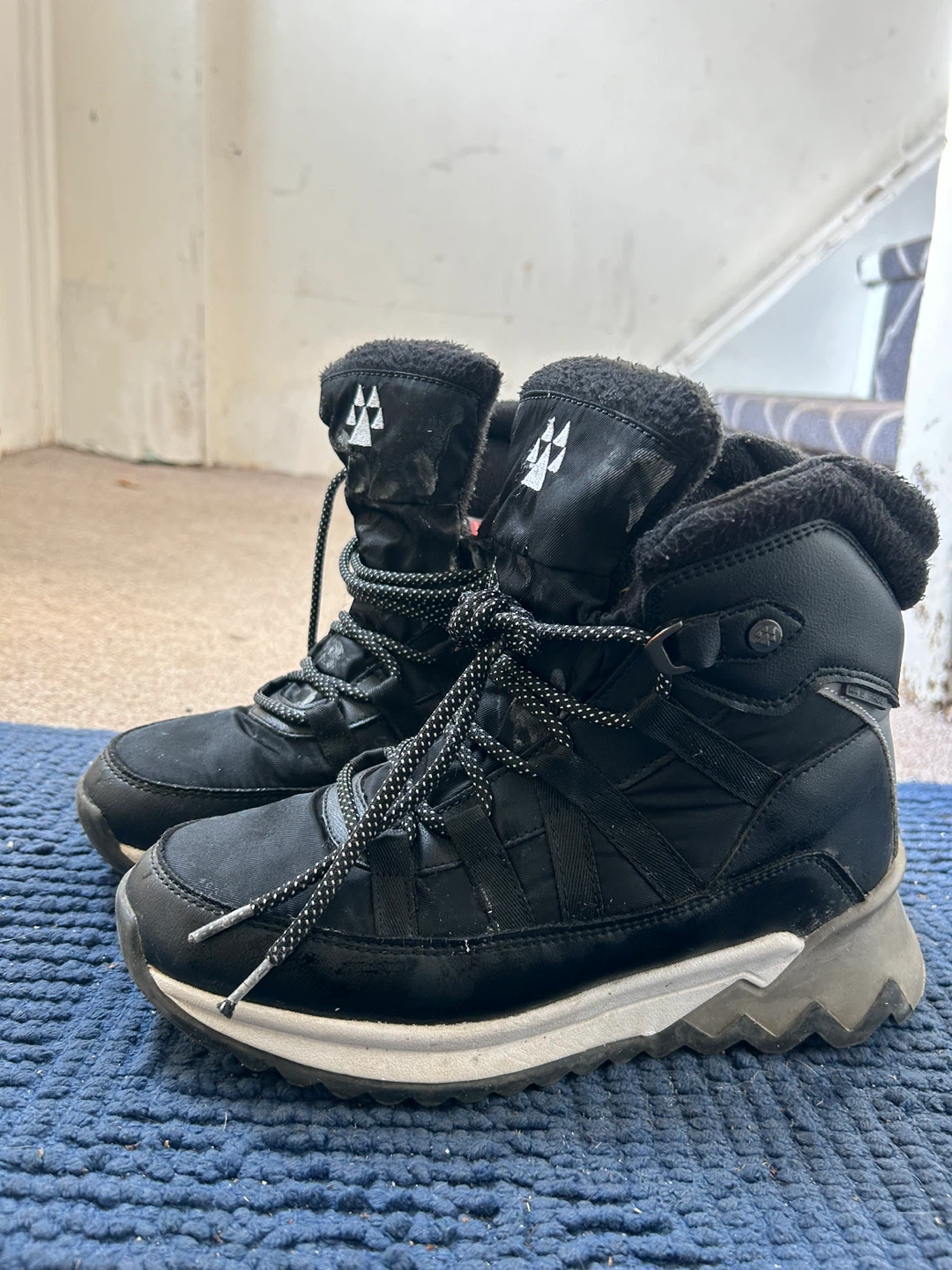 Cougar Women’s winter shoes - size 6