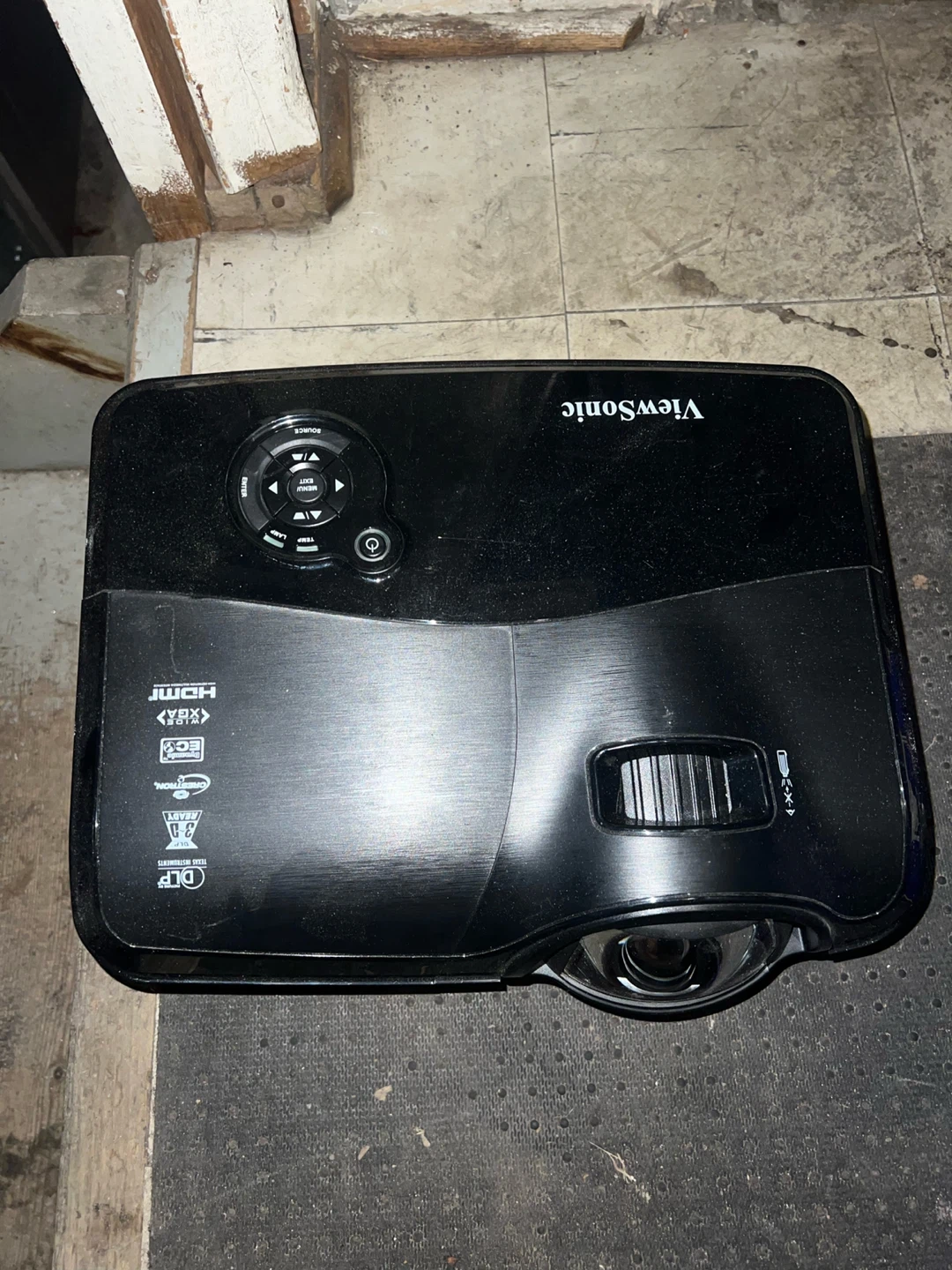 Viewsonic projector with ceiling mount for sale.