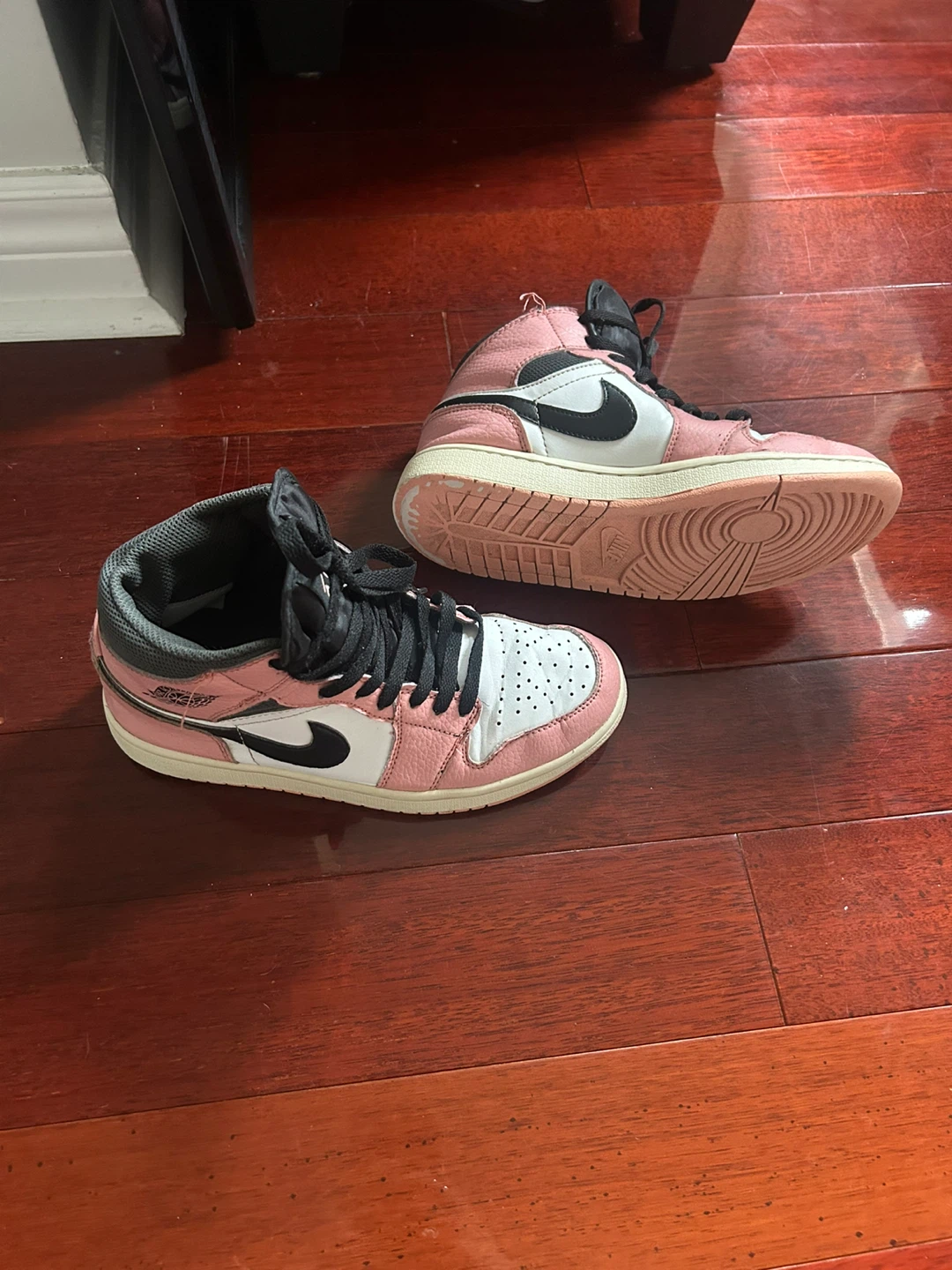 Air Jordan 1 Mid Pink White Black Sneakers - US 8 - photo 2