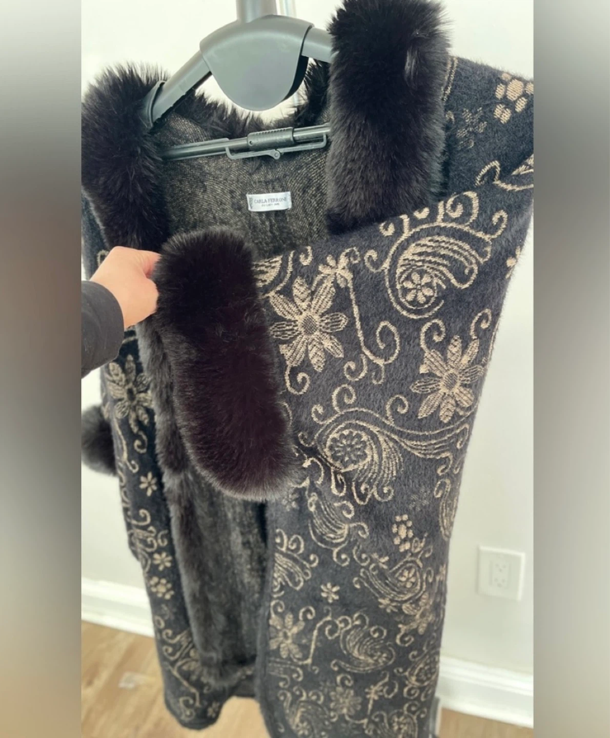 Carla Ferroni Black & Tan Paisley Faux Fur Shawl size L/XL - photo 5