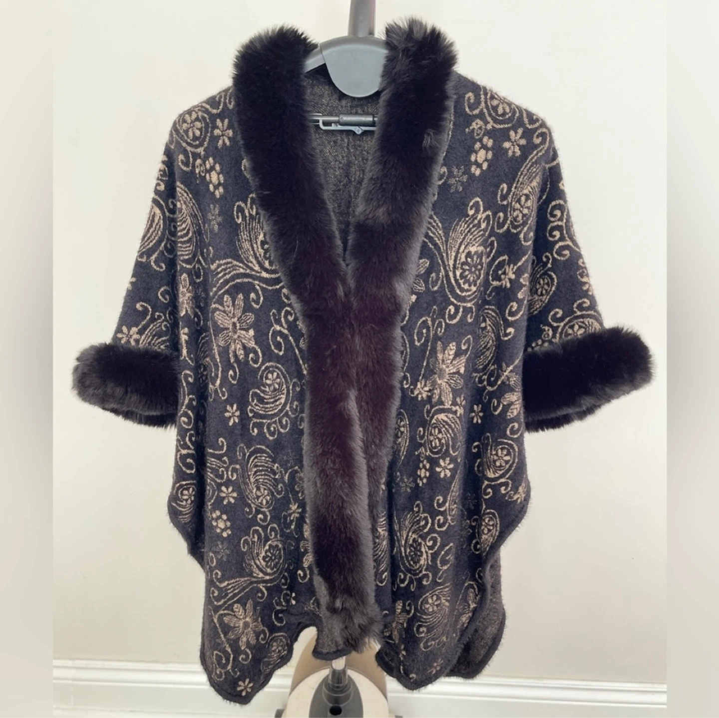 Carla Ferroni Black & Tan Paisley Faux Fur Shawl size L/XL - photo 2