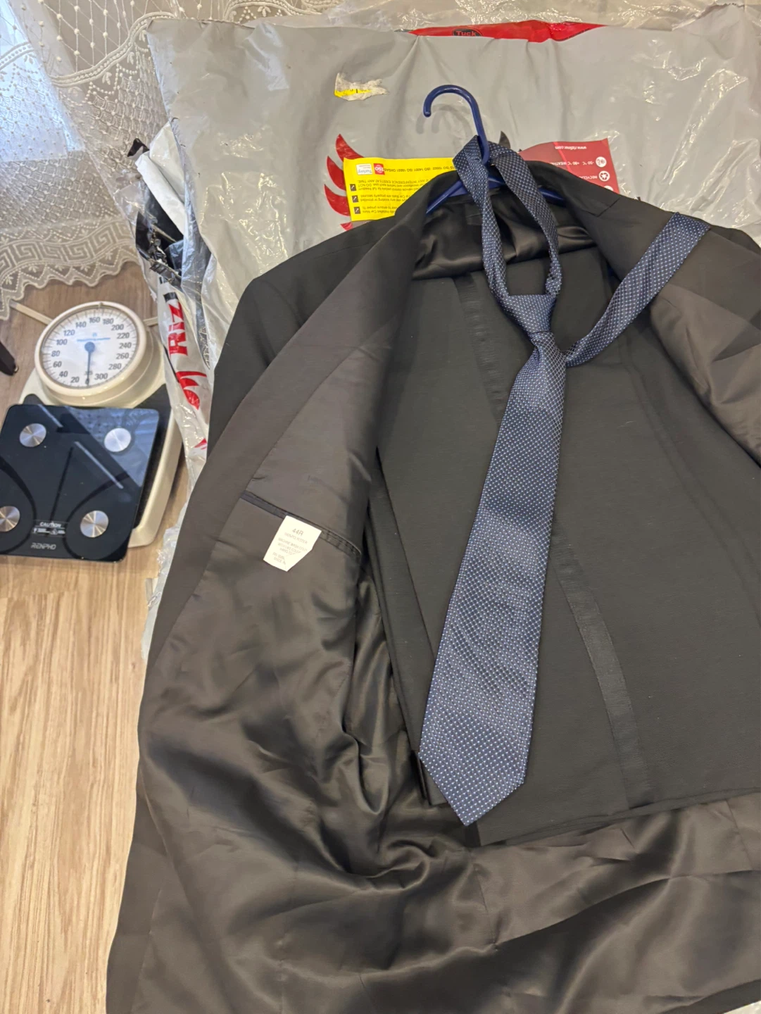 Neil Allyn Men’s Suit – Size 44R – Brand New – Includes Tie - photo 3