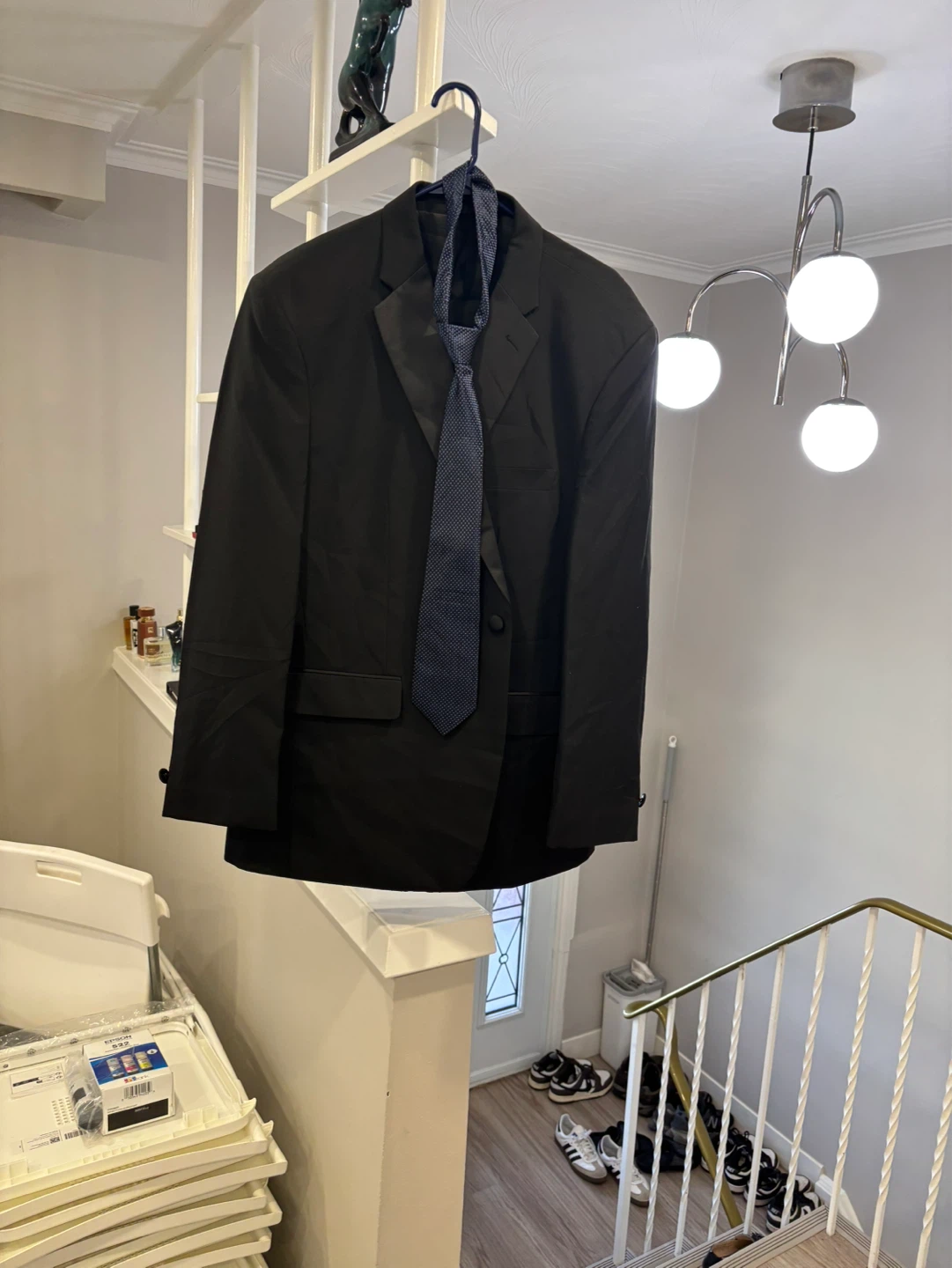 Neil Allyn Men’s Suit – Size 44R – Brand New – Includes Tie
