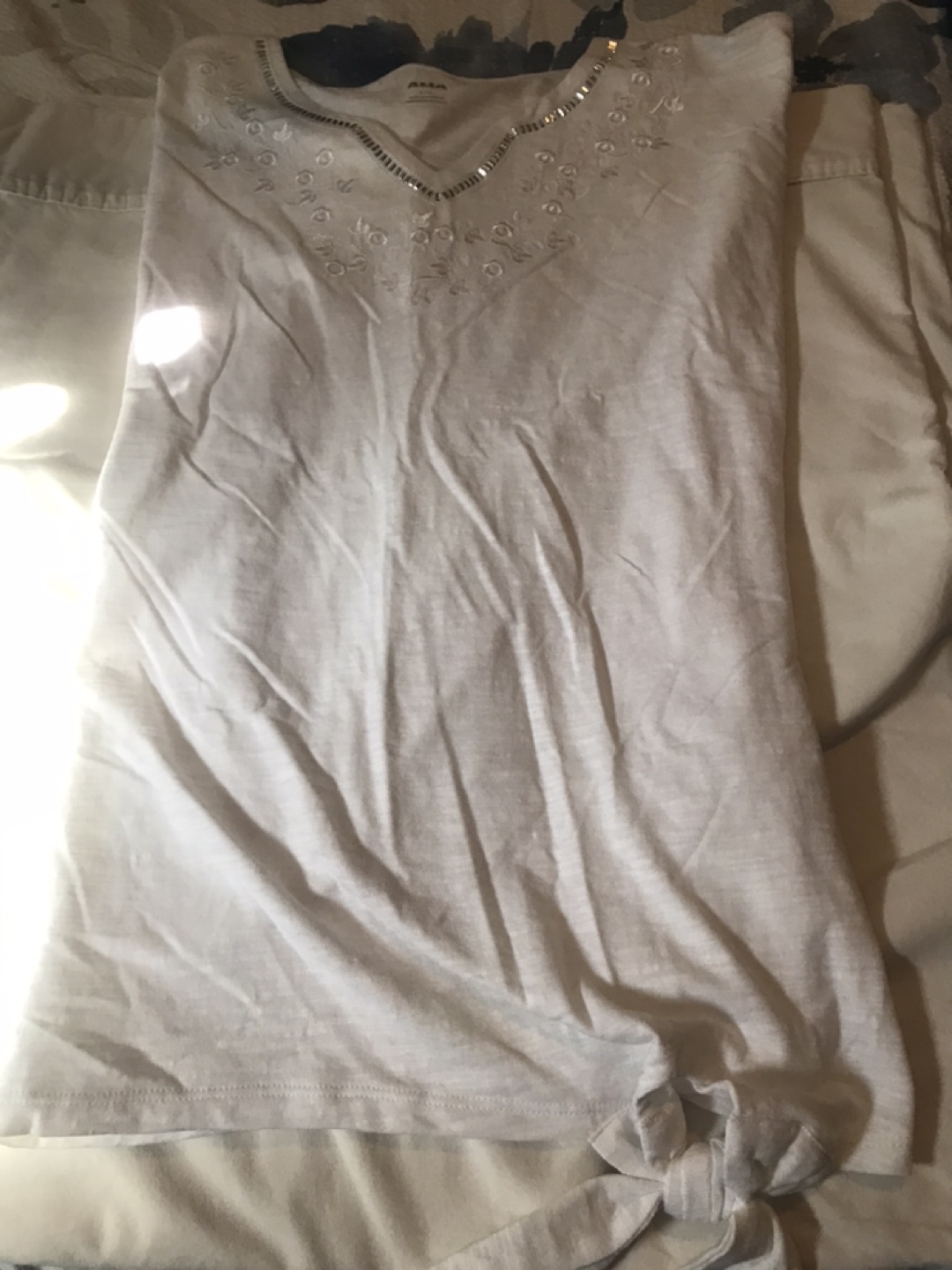 Alia Women's White Embellished V-Neck T-Shirt Size L