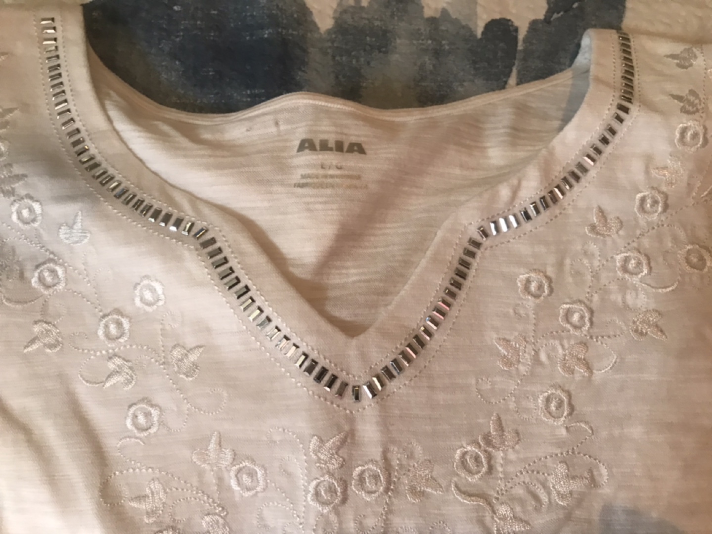 Alia Women's White Embellished V-Neck T-Shirt Size L - photo 2