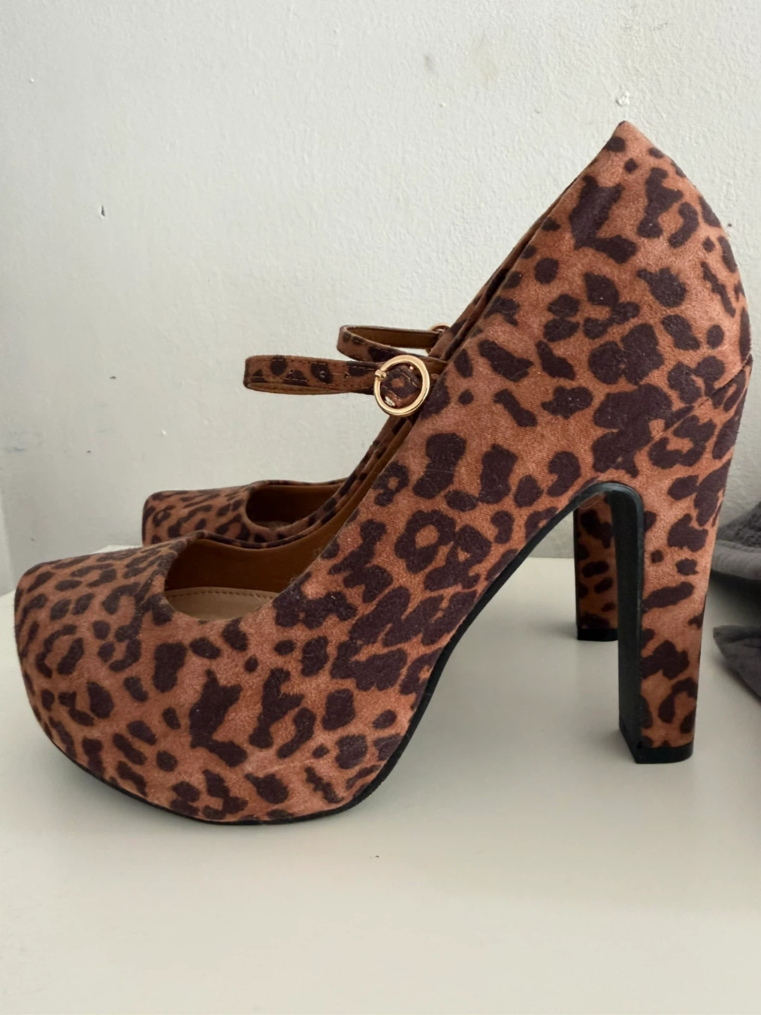 Sivellya Women's Leopard Print Mary Jane Heels