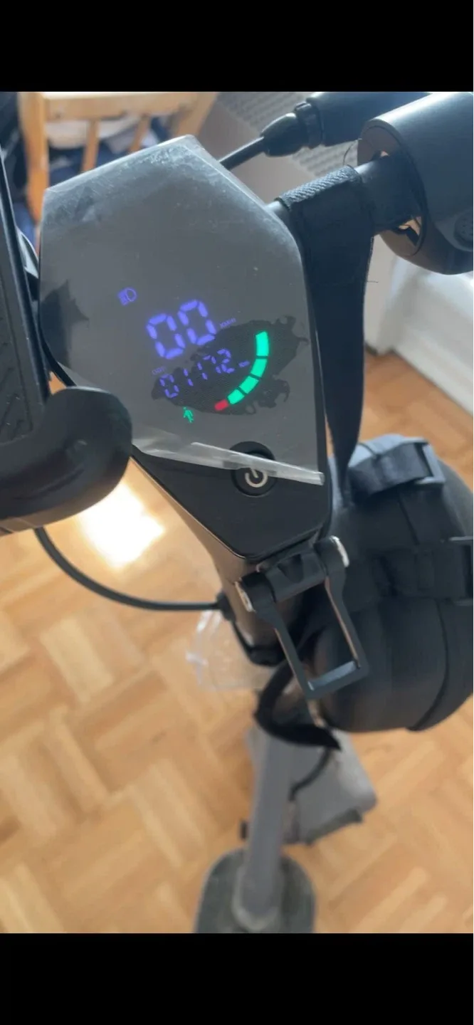 EcoRoad ET6 Electric Scooter – Like New (Barely Used) - photo 4