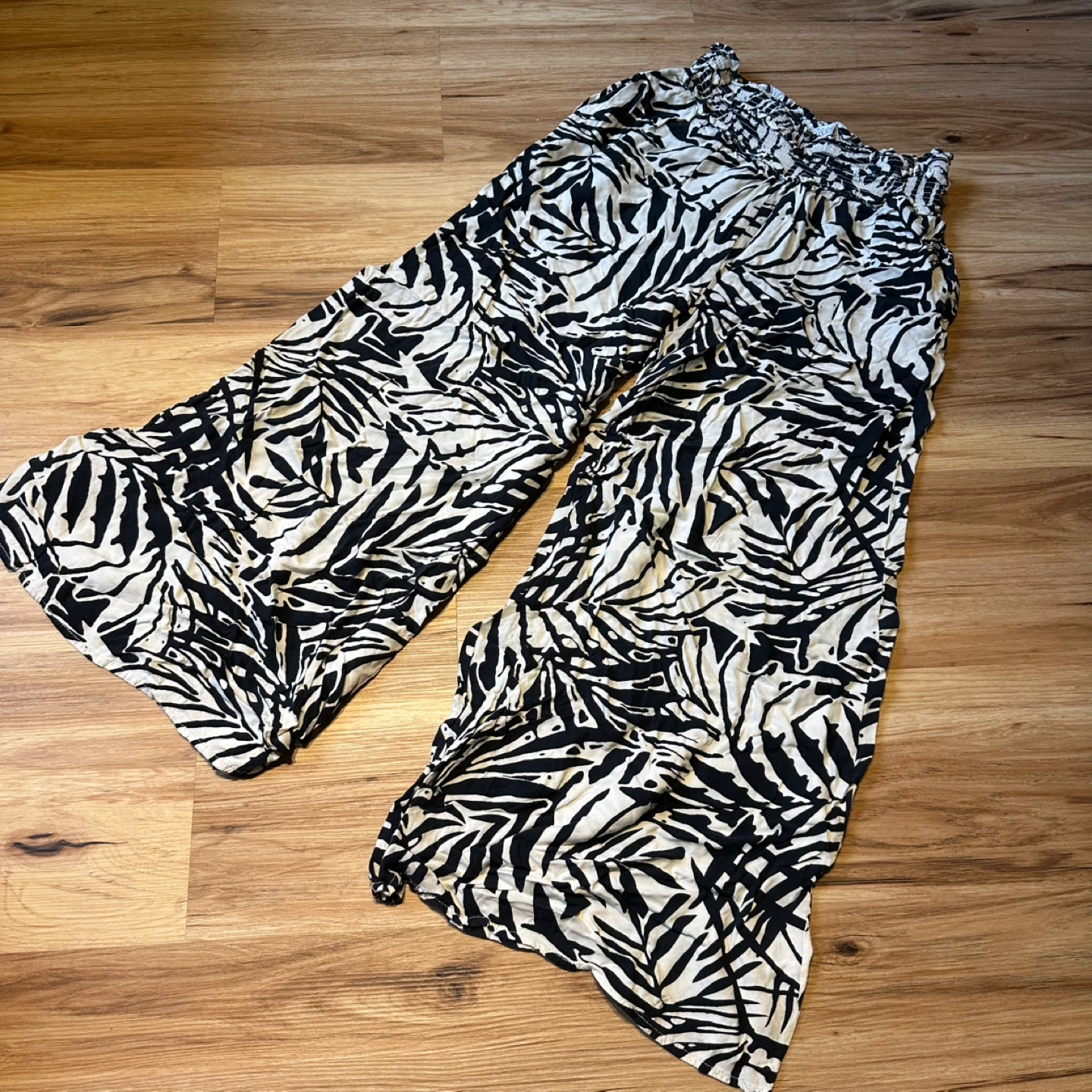 Patrons of Peace Black & White Leaf Print Wide Leg Pants Size M