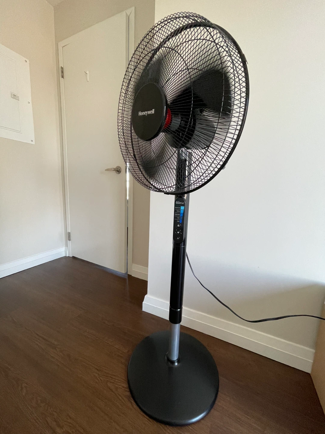 Honeywell QuietSet Pedestal Fan - photo 4
