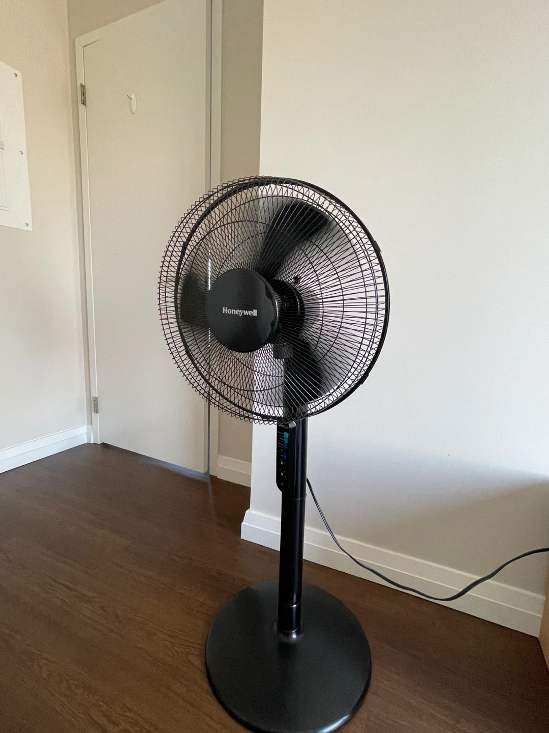 Honeywell QuietSet Pedestal Fan - photo 3