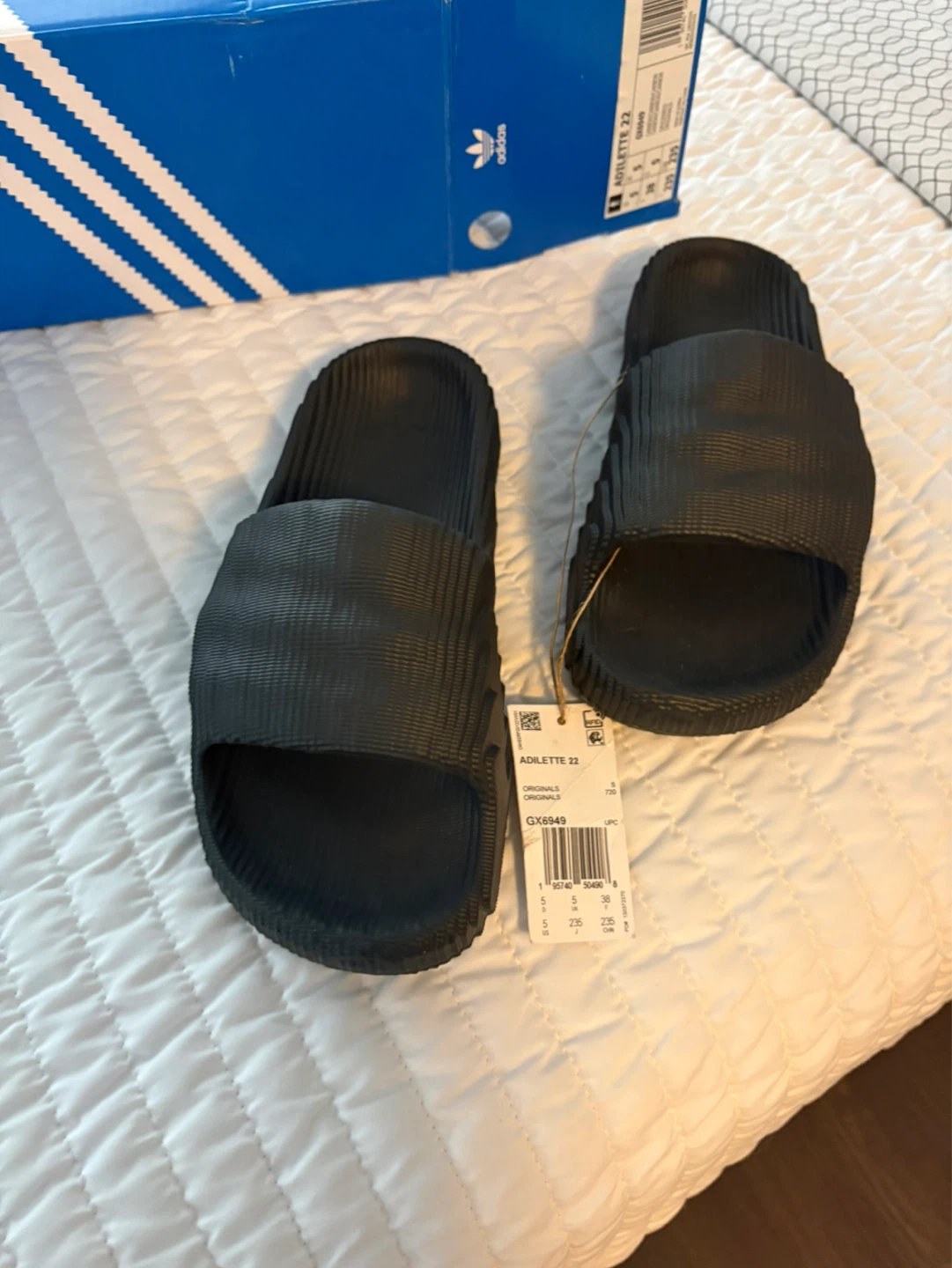 BNIB adidas slides size women’s 5 fits like a size 6 - photo 2