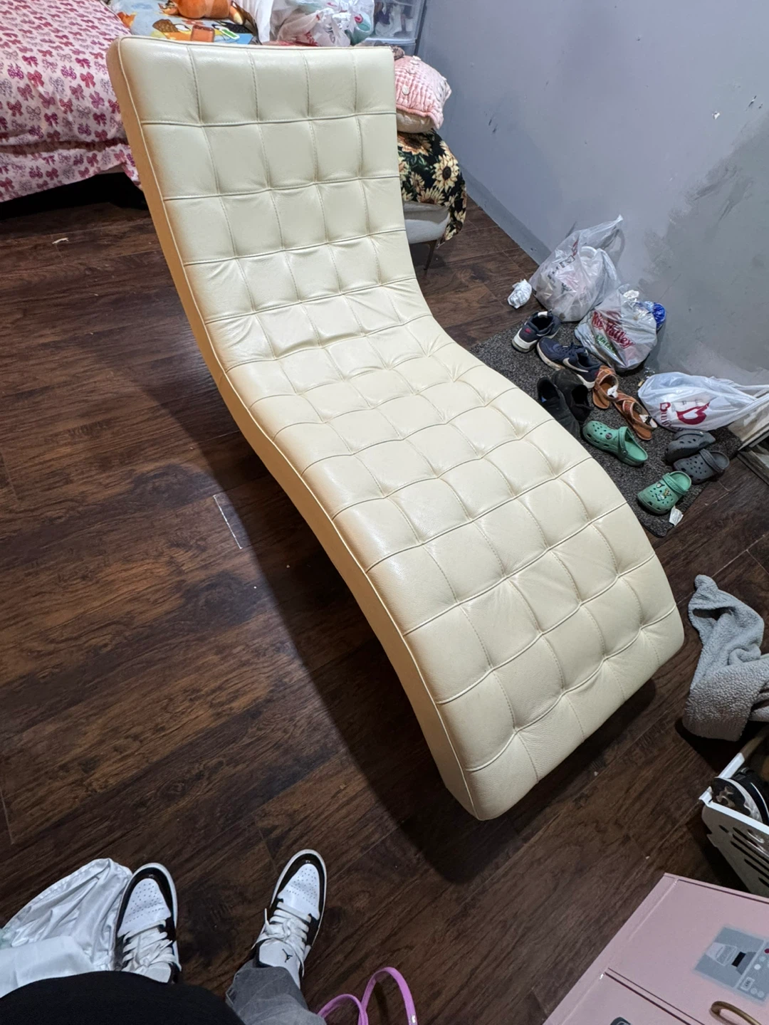 Cream Tufted Chaise Lounge - photo 3