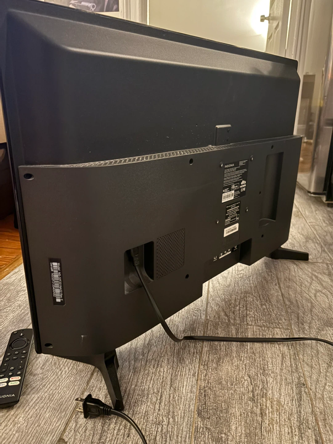 Insignia 32" HD Smart TV - photo 3