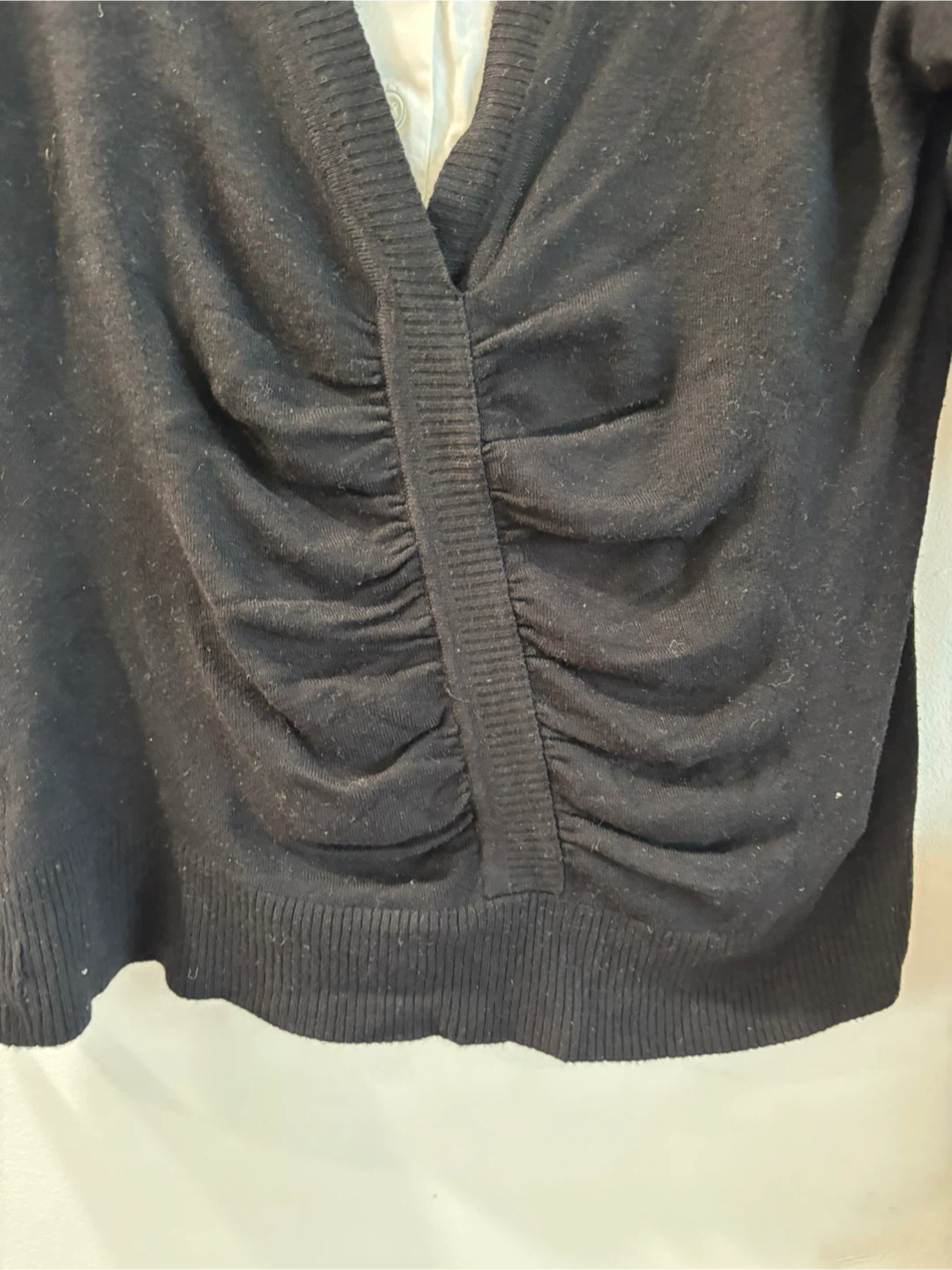 Black ruched V-neck sweater with white cuffs - photo 4