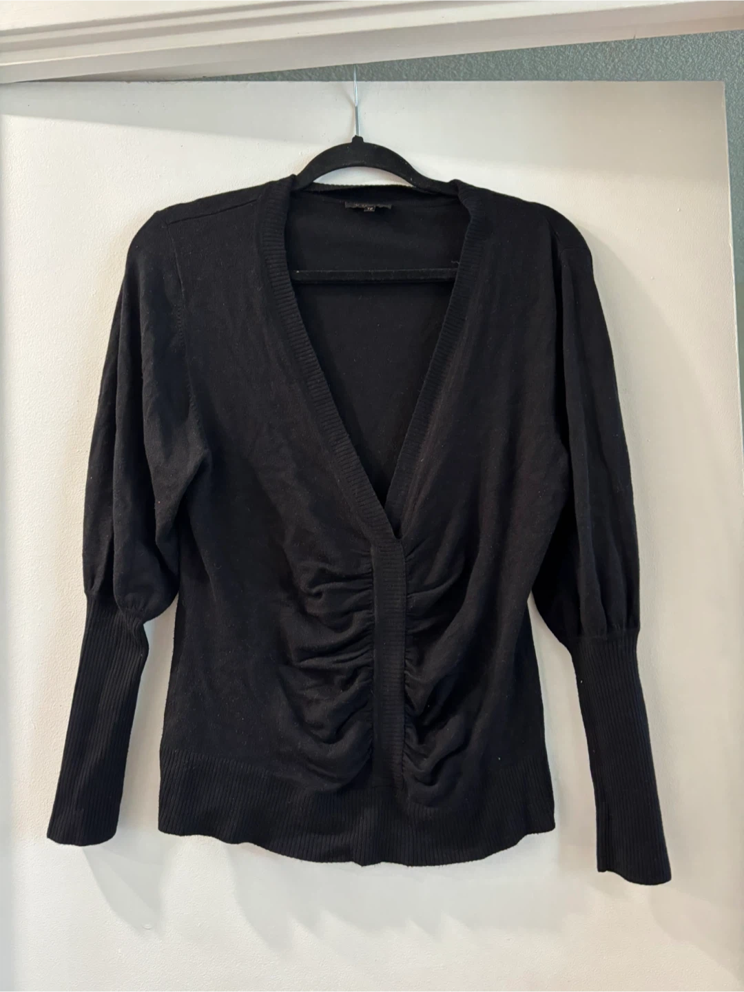 Black ruched V-neck sweater with white cuffs - photo 3