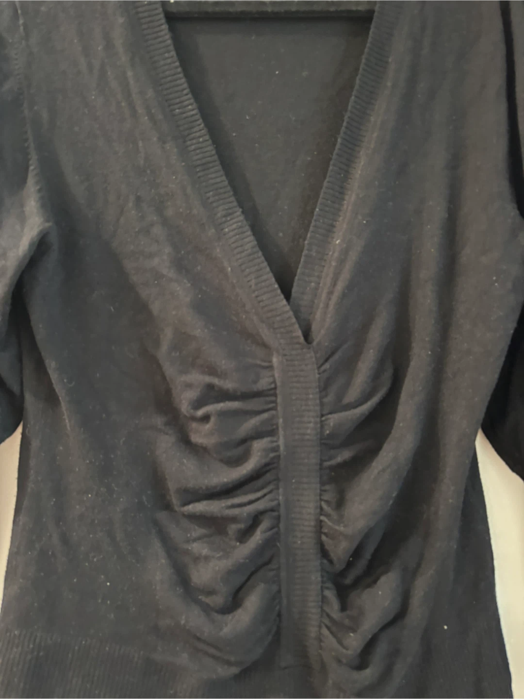 Black ruched V-neck sweater with white cuffs - photo 5