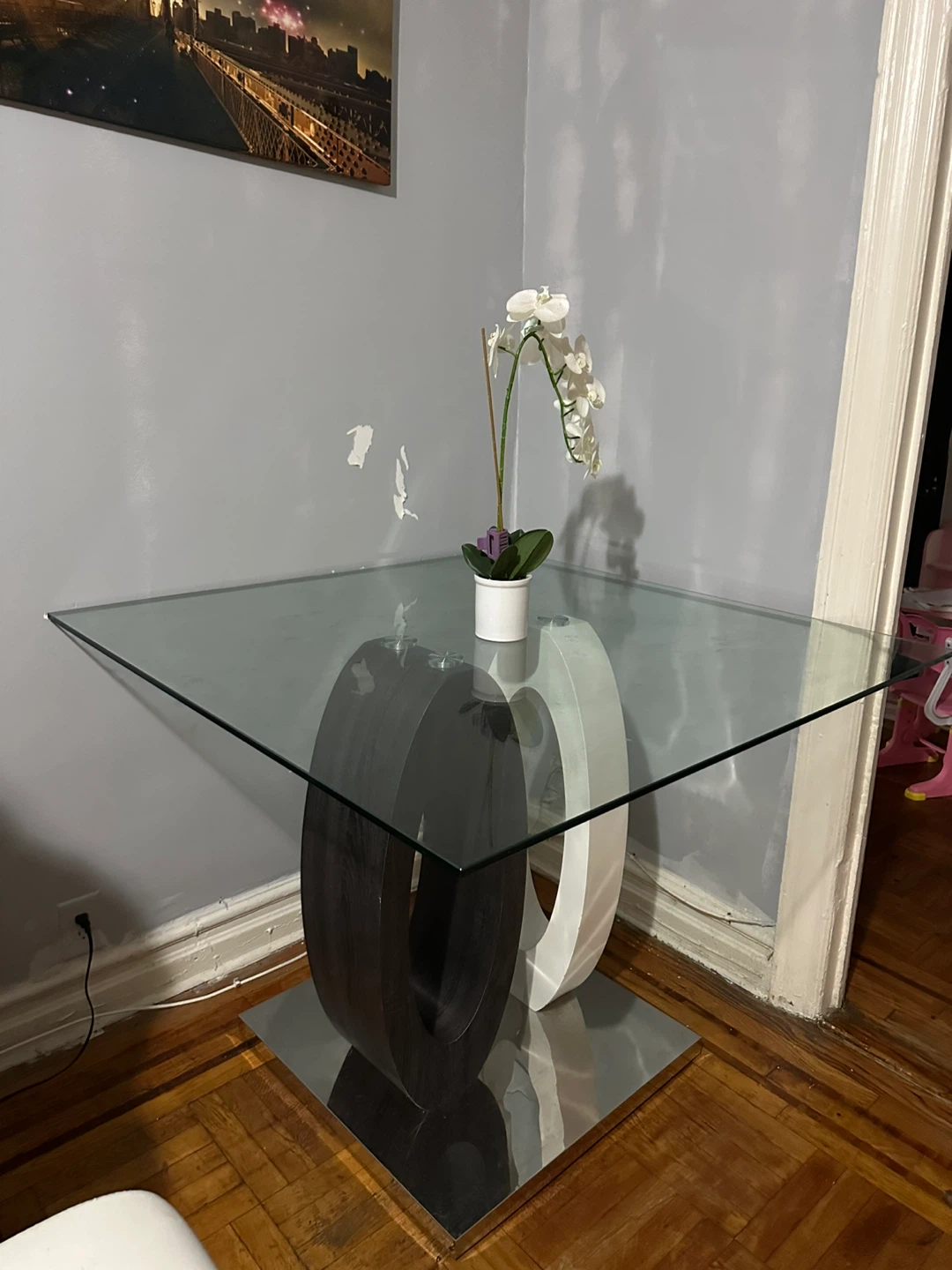 Glass Top Dining Table with Unique Base NO INVLUYE LA PLANTA 🙏🏻