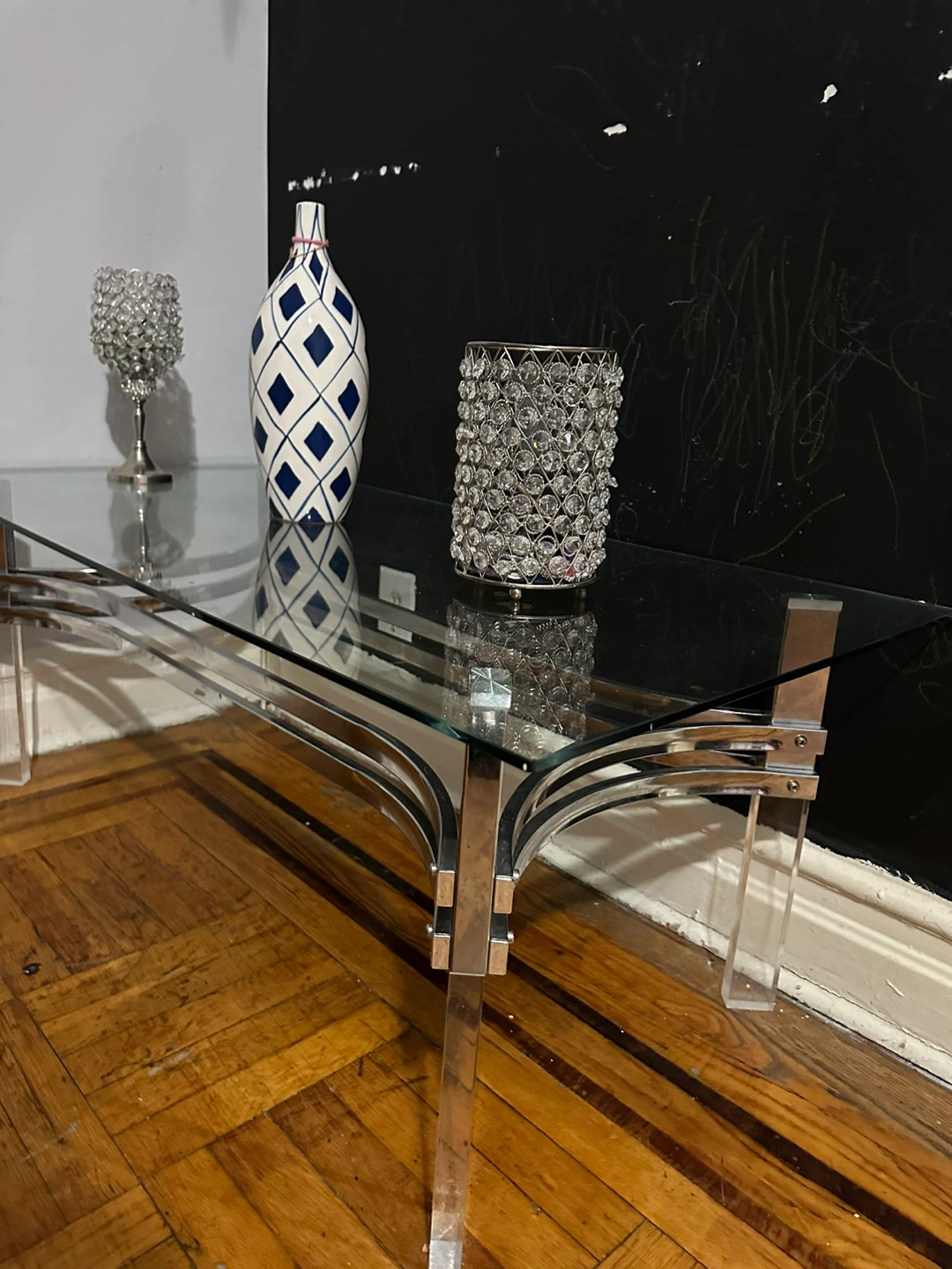 Glass and Chrome Coffee Table NO INCLUYE LOS JARROS