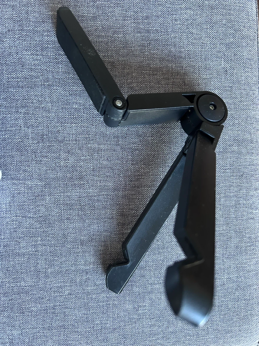 Foldable tablet stand