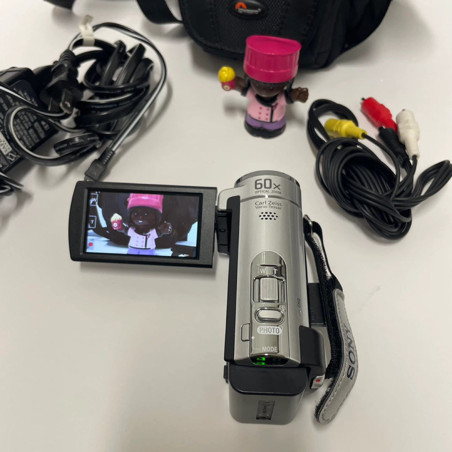 Sony Handycam DCR-SX43 Camcorder with Bag and Accessories - photo 3