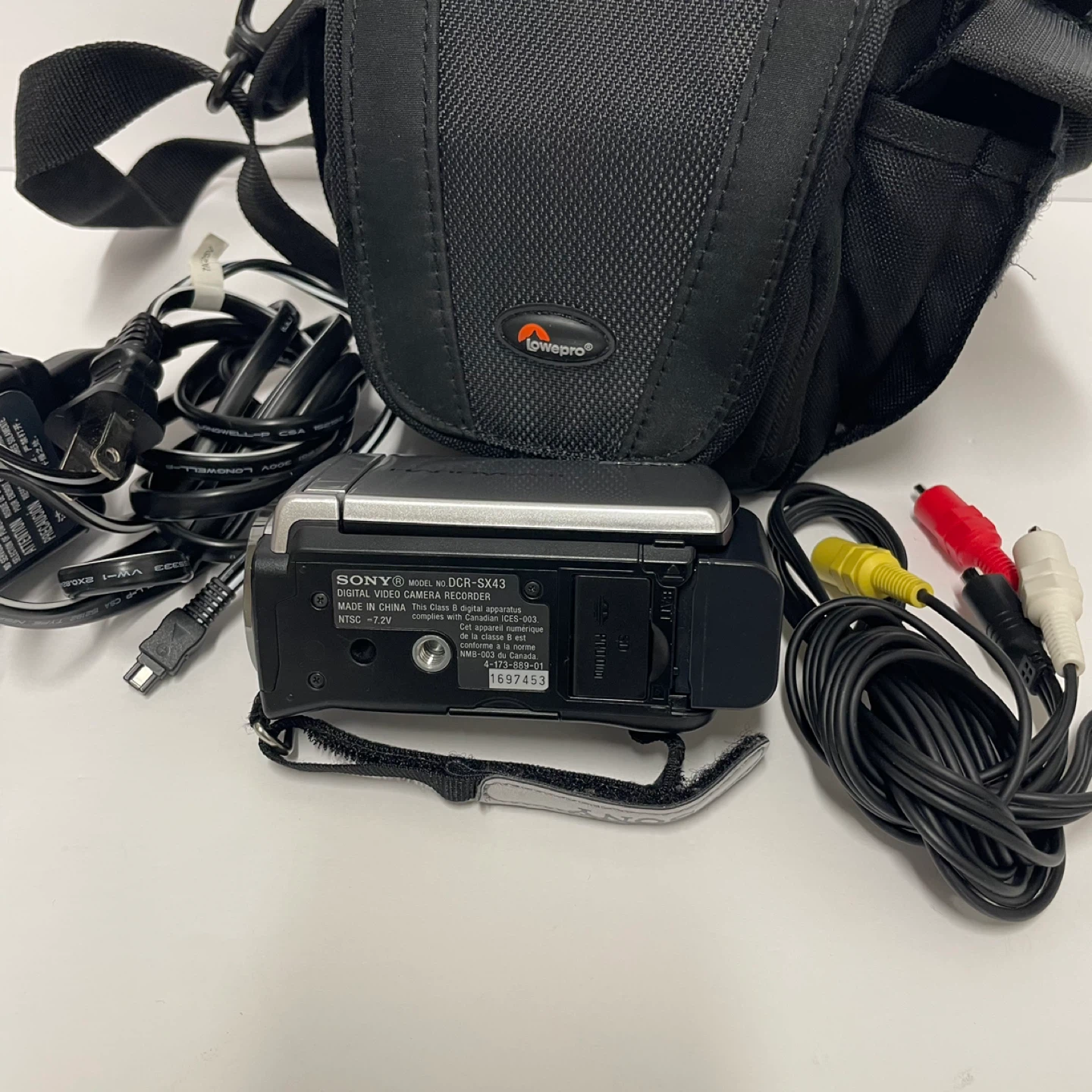 Sony Handycam DCR-SX43 Camcorder with Bag and Accessories - photo 4