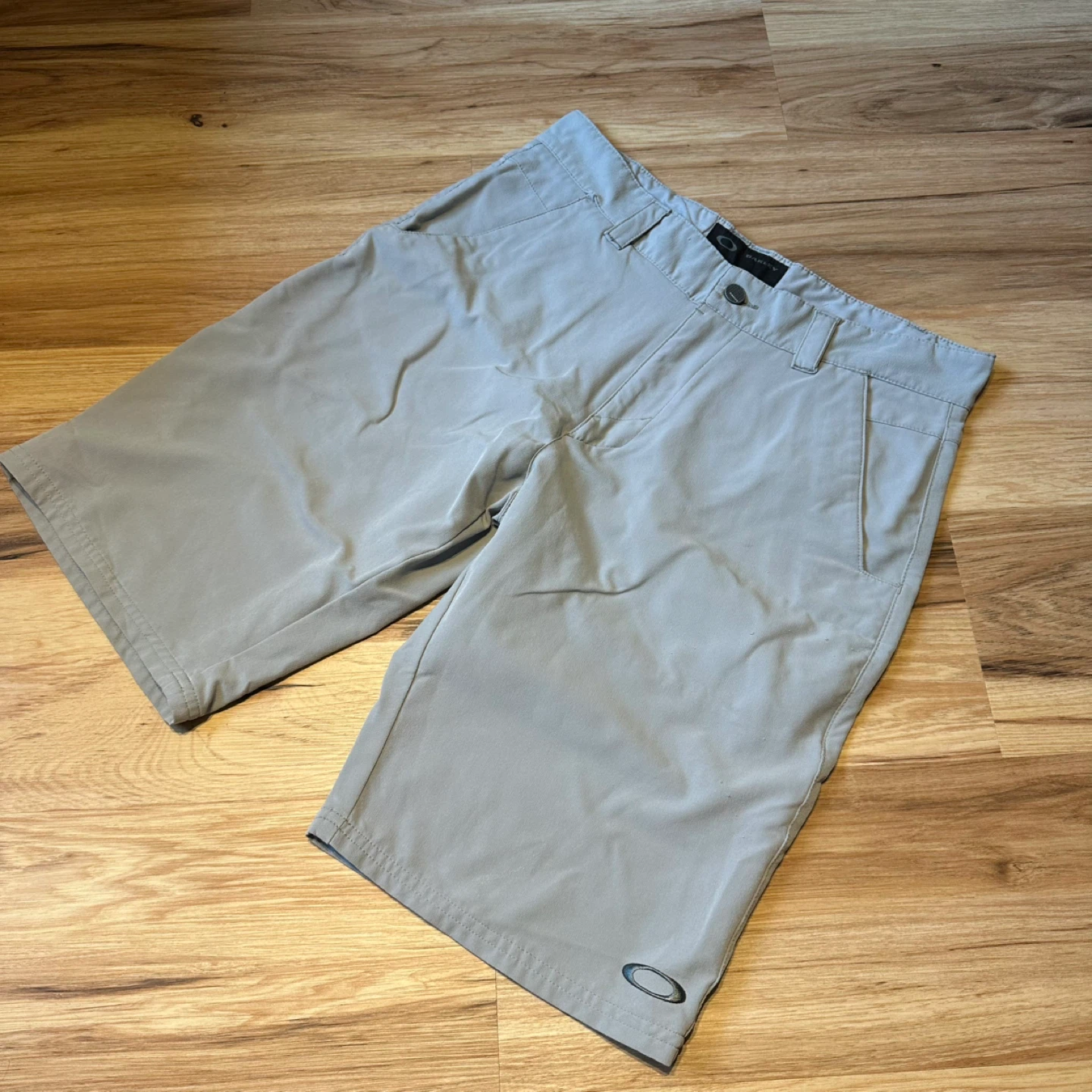 Oakley Women’s Size 32W Grey Golf Shorts