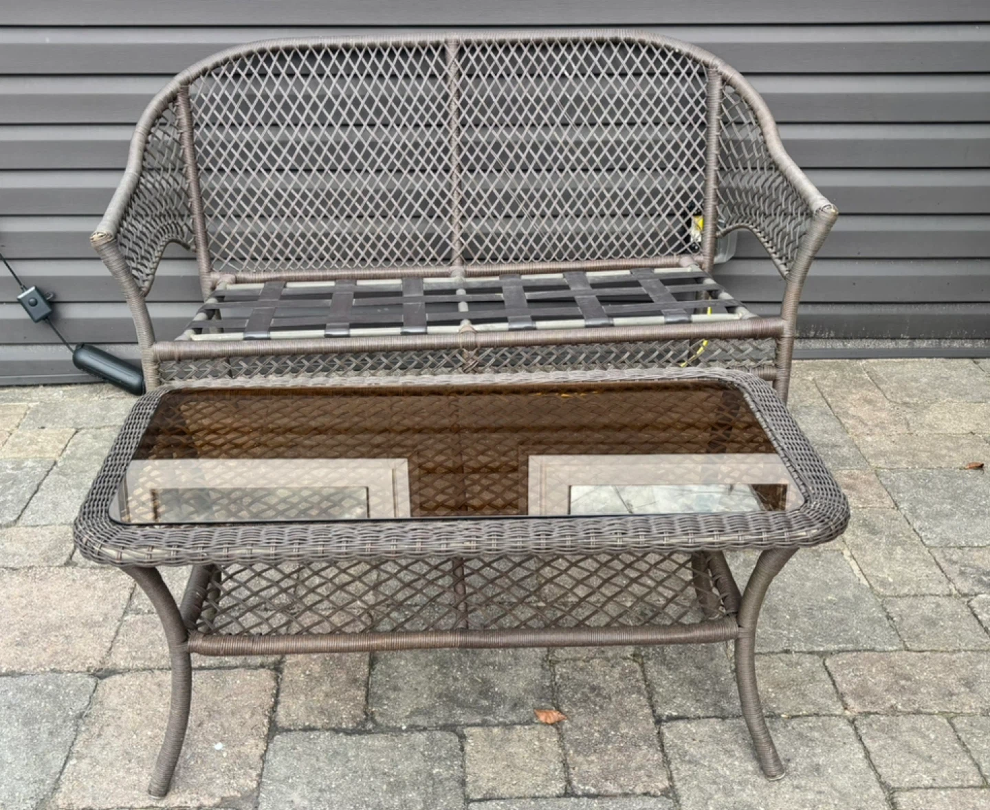 Wicker resin loveseat & coffee table