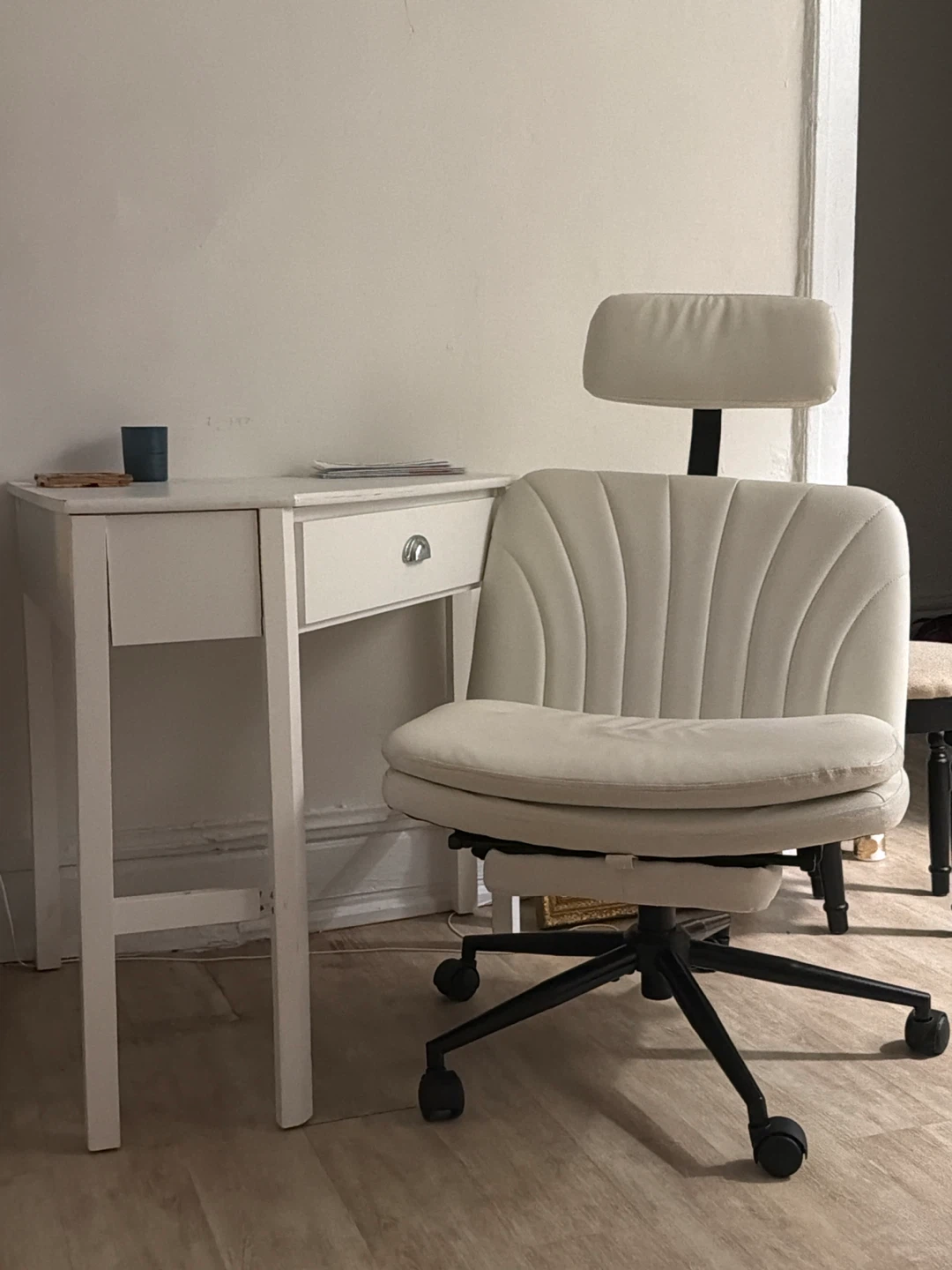 Like New Wide office chair with foot rest and desk - photo 2