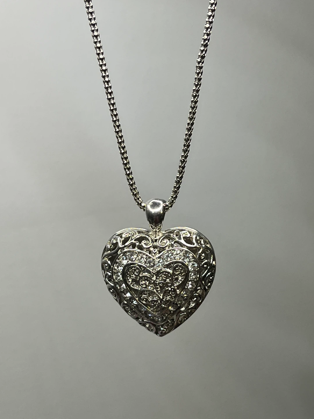 🌱 Gorgeous Silver Tone Heart Pendant Necklace with Crystals
