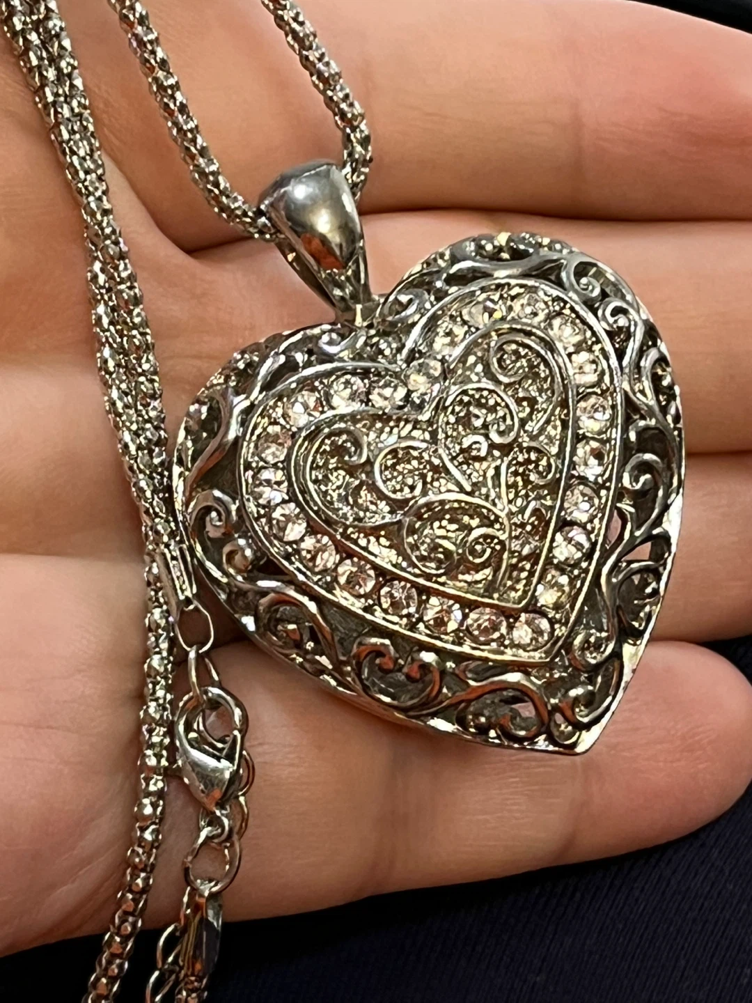🌱 Gorgeous Silver Tone Heart Pendant Necklace with Crystals - photo 2