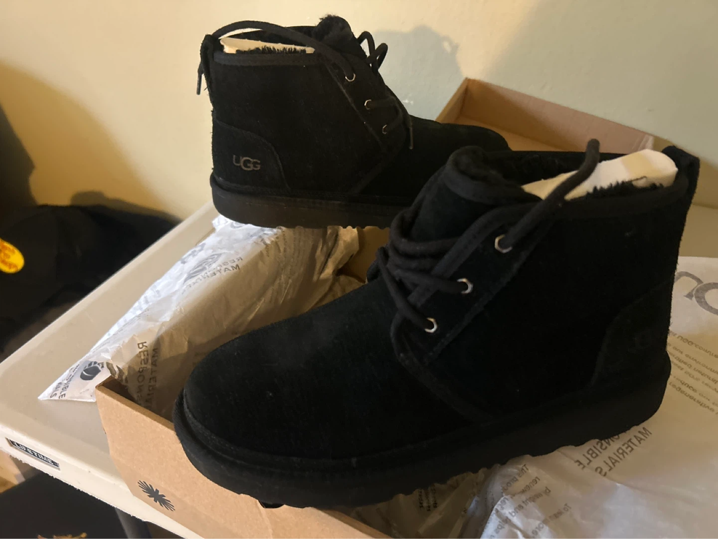 🌱 Ugg K Neumel II Boots Black Suede Lace-Up Size 6 Youth - photo 2