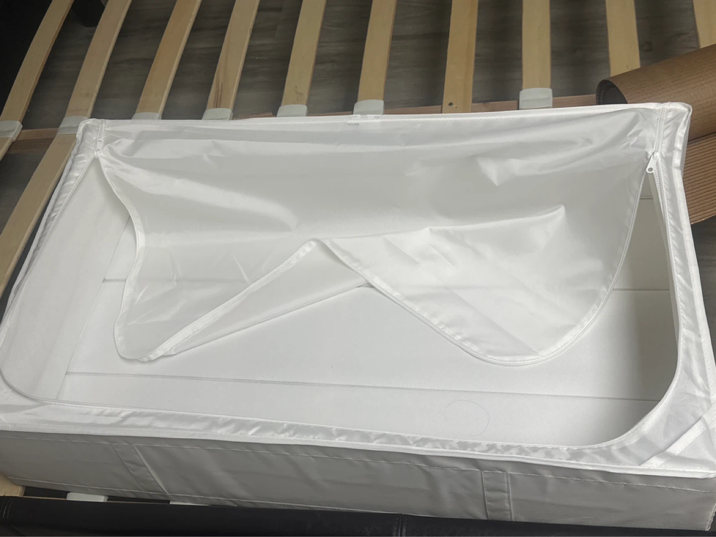 White Under-Bed Storage Bag with Zipper
