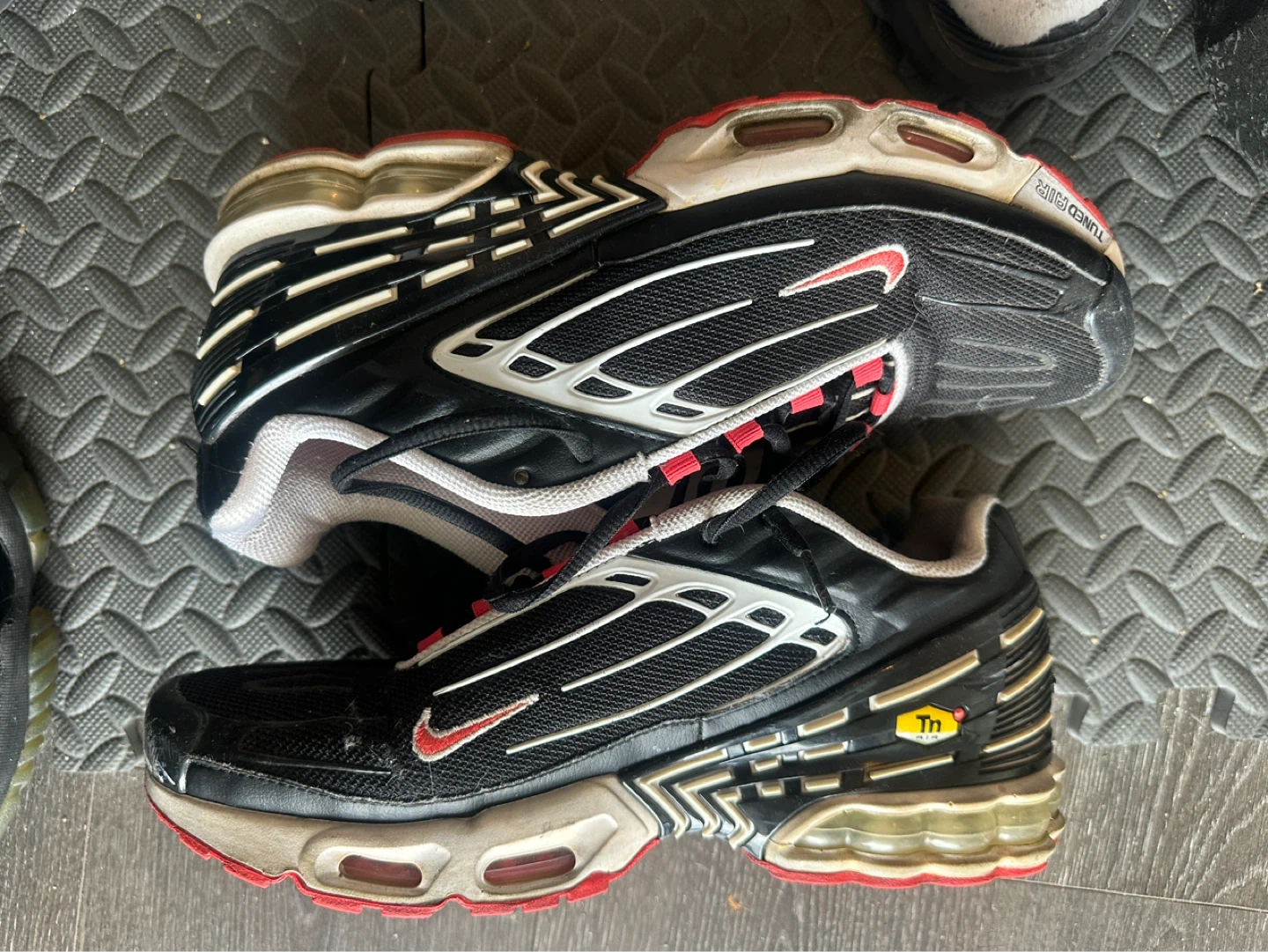 Nike Air Max Plus TN Tuned Air Sneakers Black Red Mens