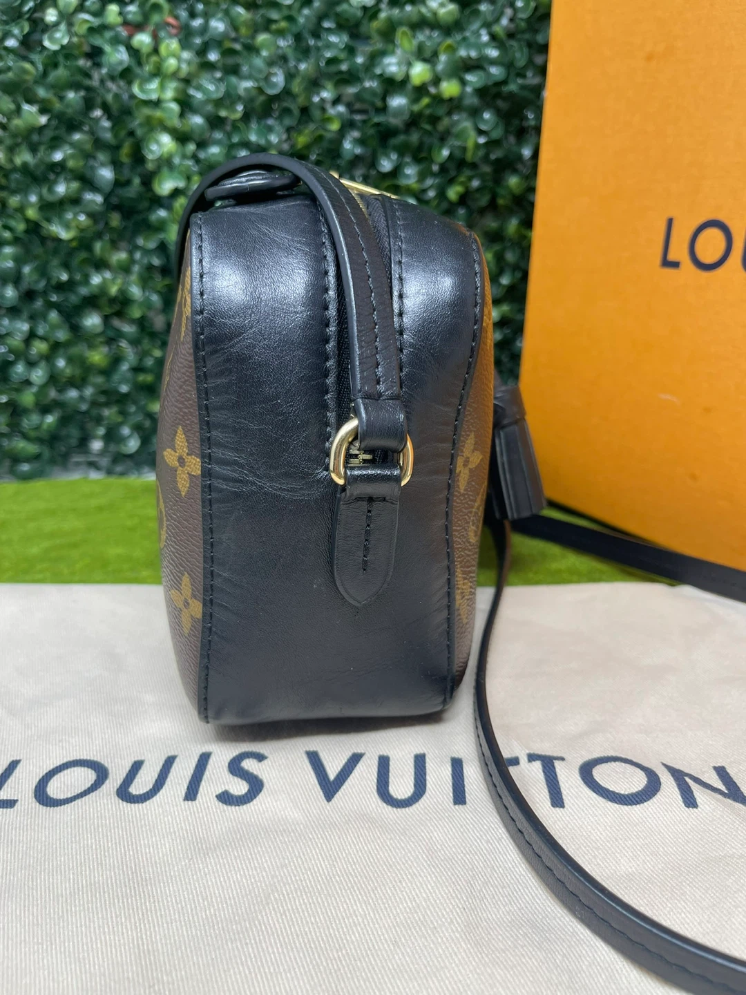 Authentic Louis Vuitton Saintonge black - photo 2