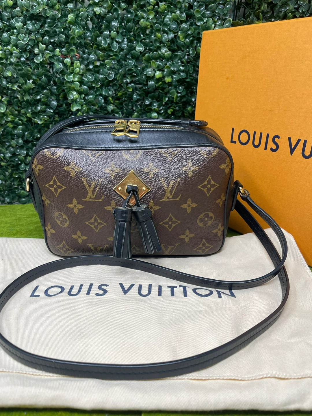 Authentic Louis Vuitton Saintonge black