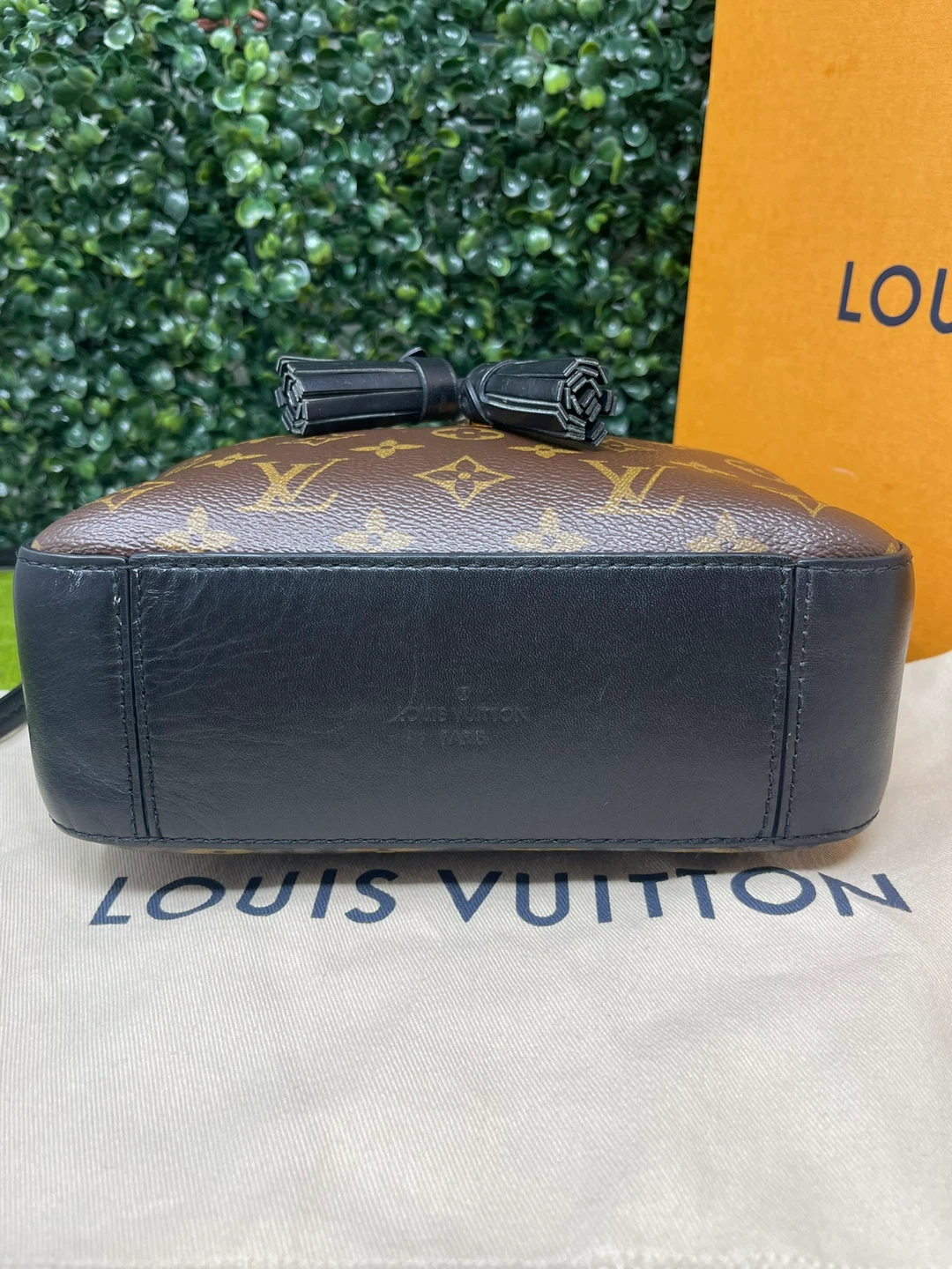 Authentic Louis Vuitton Saintonge black - photo 4